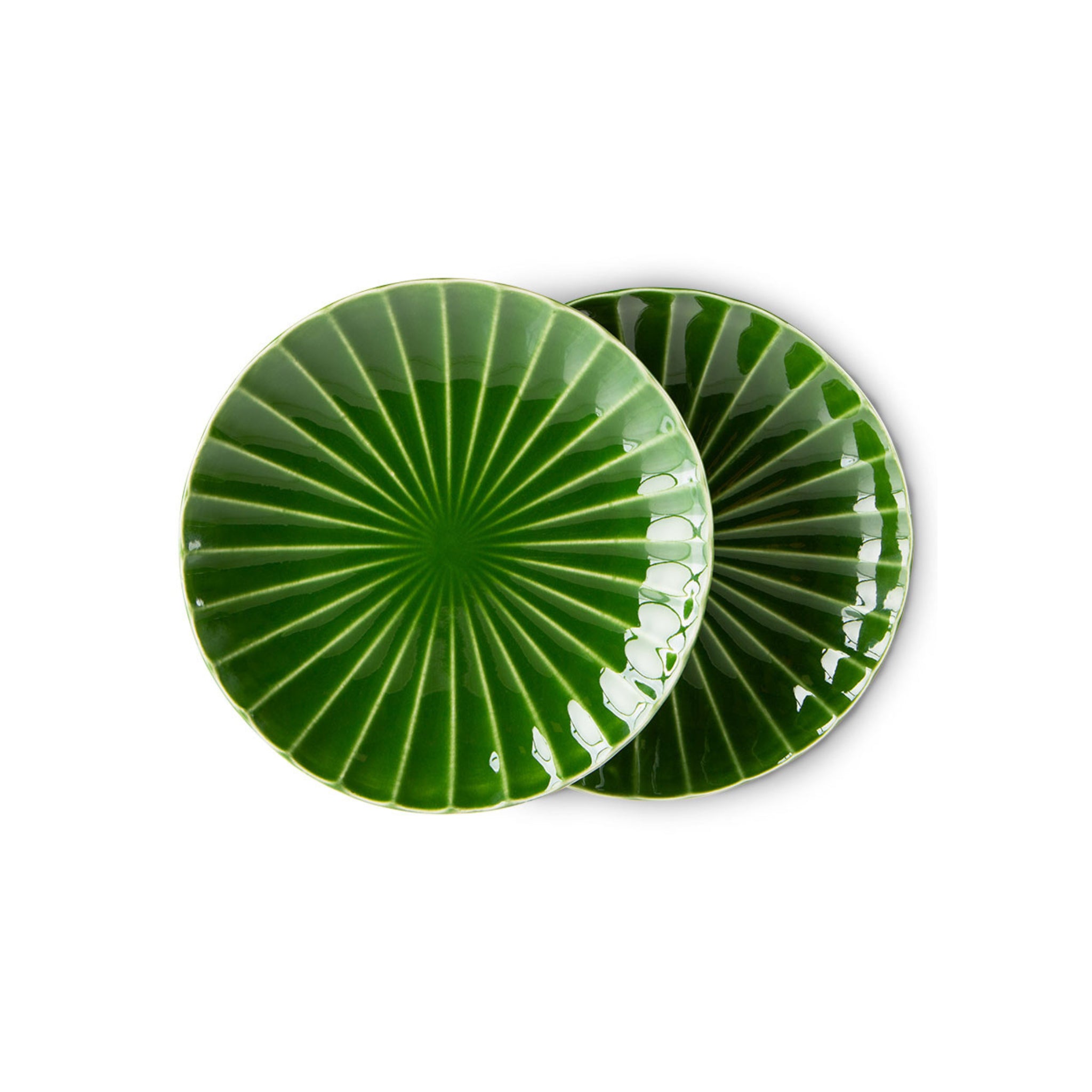 Twee glanzend groene HK Living The Emeralds Keramisch Bord D21,6 Geribbeld Groen borden overlappen elkaar op een witte achtergrond en laten hun radiale bladachtige patroon zien. Set van 2.