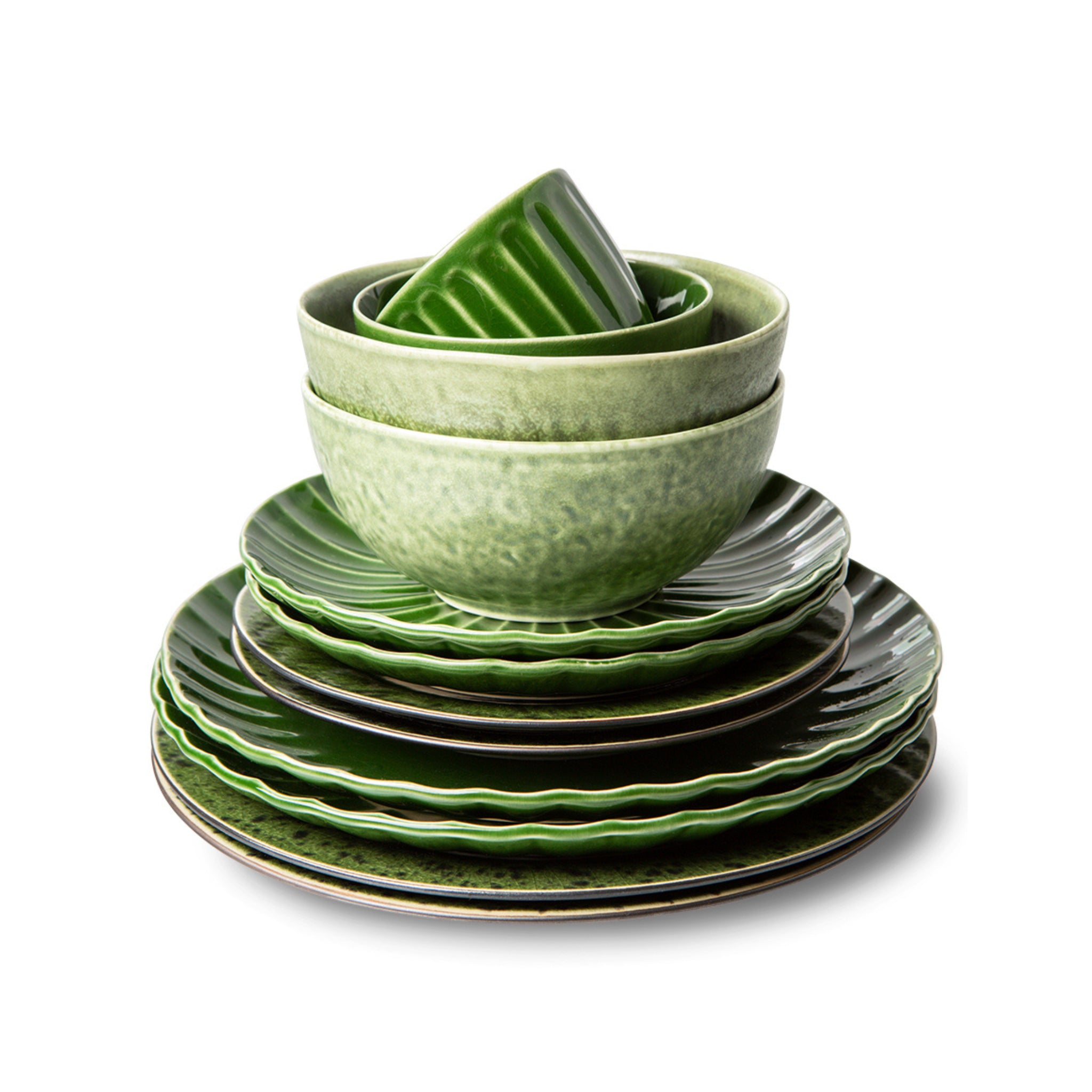 Een set van twee groene keramische borden met structuur, de HK Living The Emeralds Keramisch Bord D21,6 Geribbeld Groen, uit de The Emeralds collectie van HK Living.