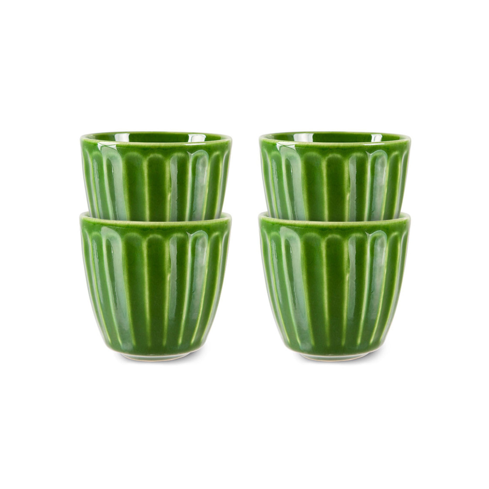 Vier HK Living De Smaragden Keramische Mok Geribbeld Groen (set van 4), gestapeld in paren, tonen hun geribbelde textuur tegen een witte achtergrond.