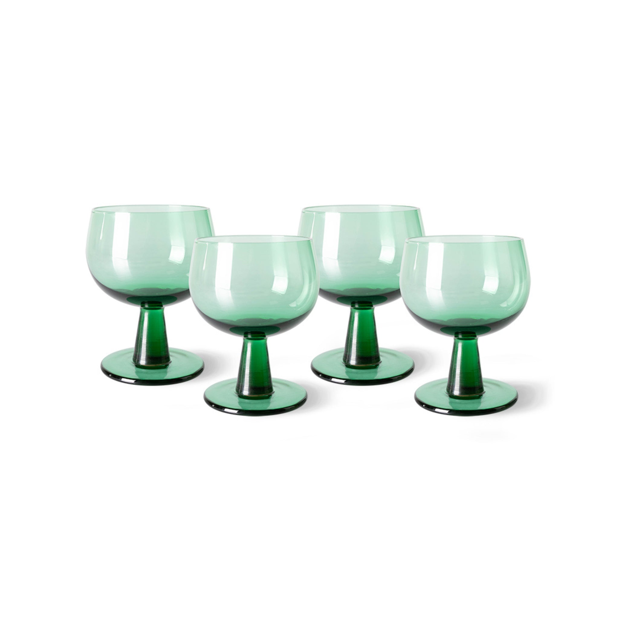 Vier HK Living The Emeralds Wijnglas Laag Groen glazen, set van 4, met ronde schalen en stevige stelen van HK Living, staan dicht bij elkaar op een witte achtergrond.