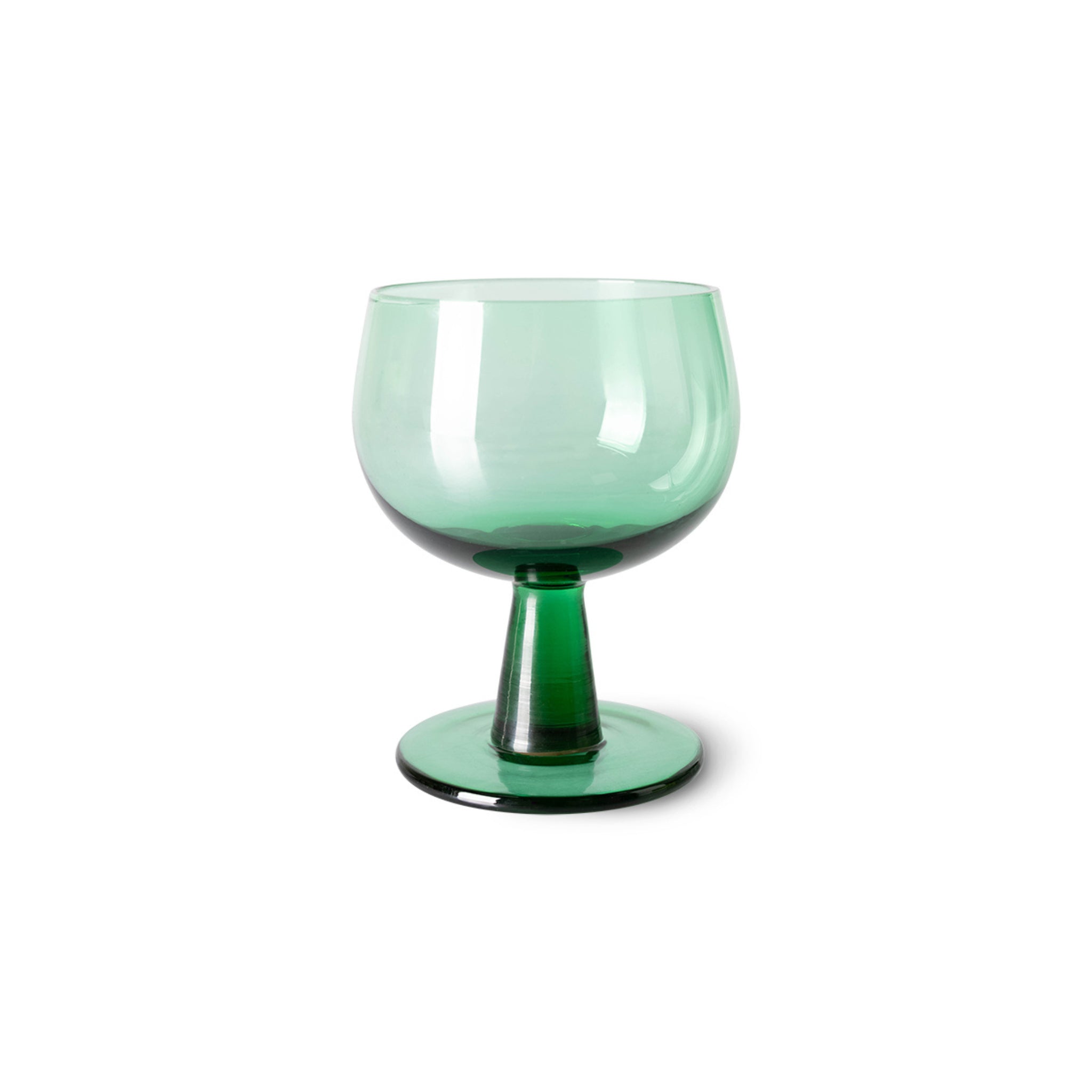 Een enkele HK Living The Emeralds Wijnglas Laag Groen uit een set van 4, met een brede kom en korte dikke steel, wordt getoond tegen een effen witte achtergrond.