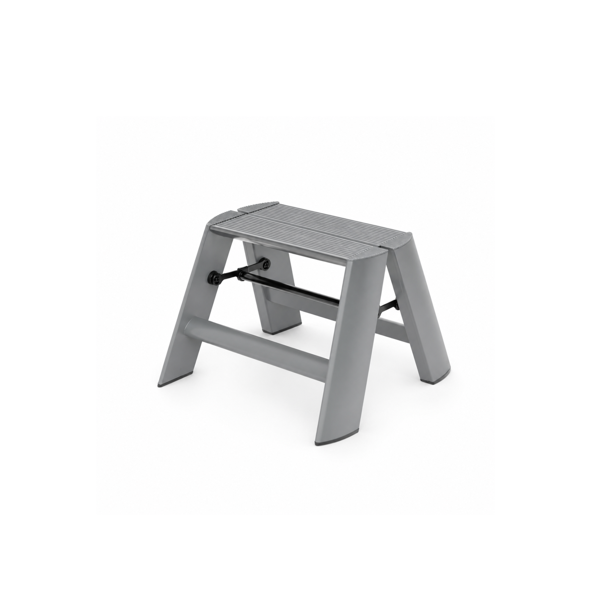 De Hasegawa Lucano Ladder 1 Step Grijs van Hasegawa is een compact, grijs opstapje met één trede, een gestructureerd bovenoppervlak en een zwarte steunbalk die de poten met elkaar verbindt, wat doet denken aan het ontwerp van een aluminium ladder, afgebeeld tegen een witte achtergrond.