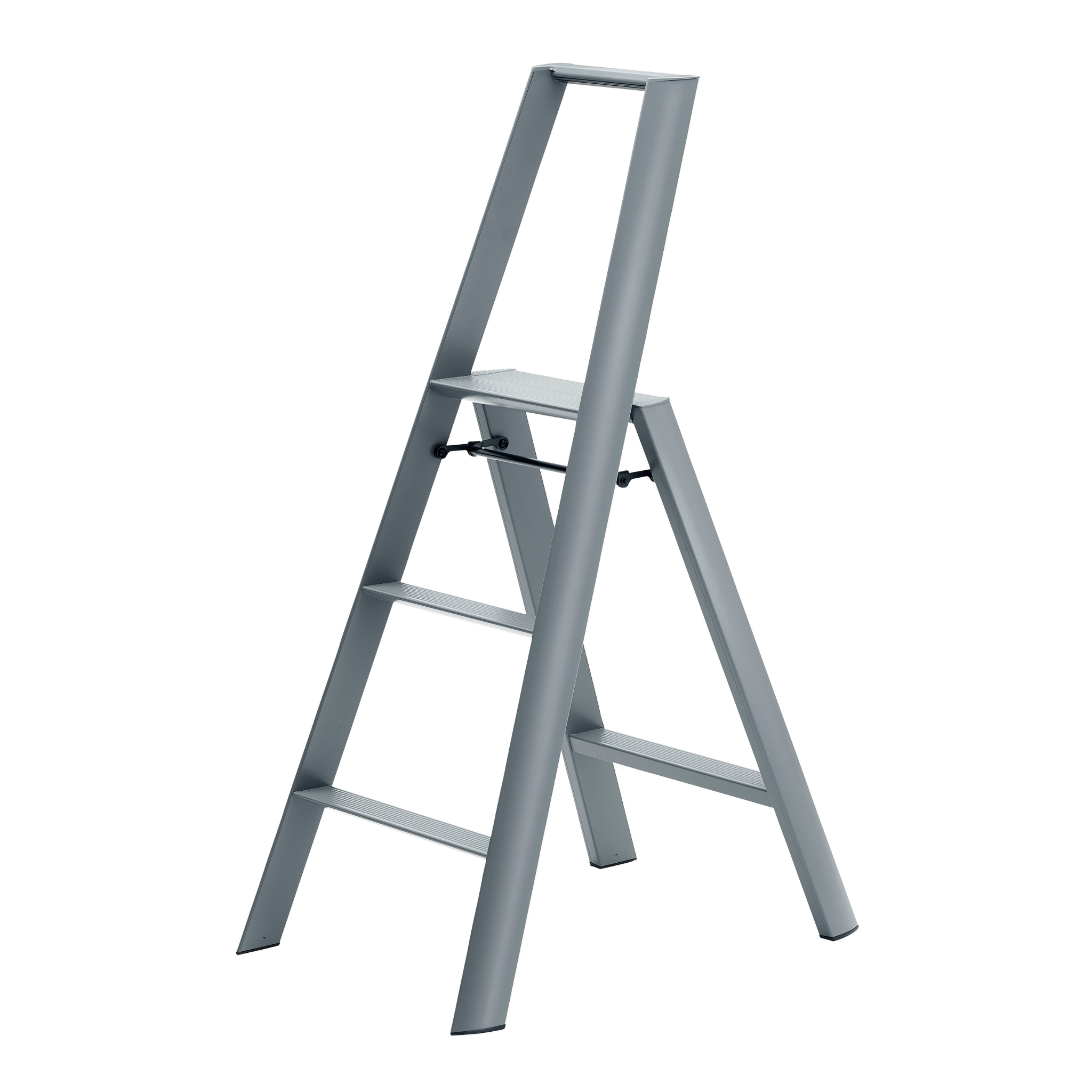 De Hasegawa Lucano Ladder 3 Step Grijs van Hasegawa, geïnspireerd op Japans design, is een zilverkleurige opvouwbare ladder met drie treden en een handgreep bovenaan, afgebeeld tegen een effen witte achtergrond.