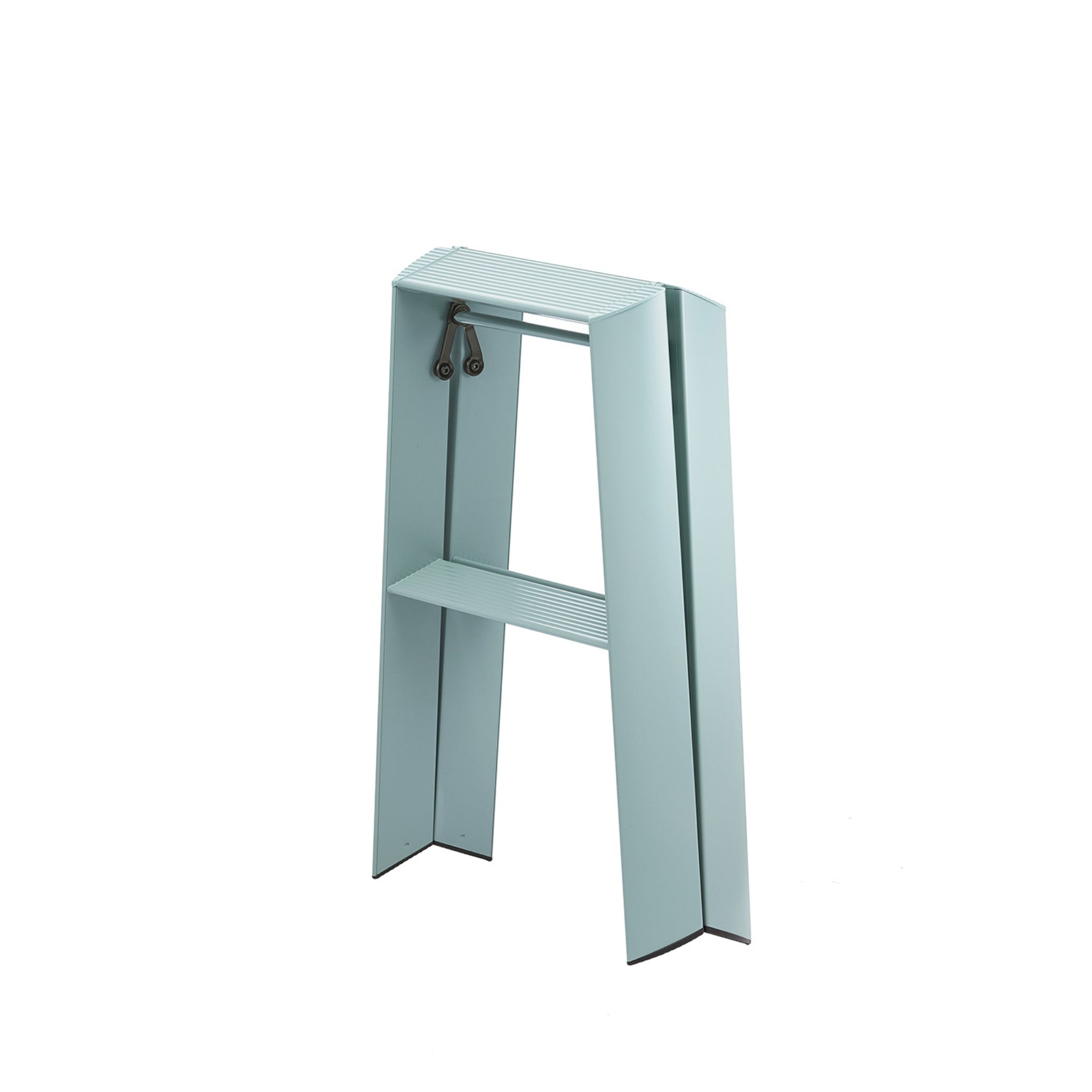 De Hasegawa Lucano Ladder 2 Step Dusty Mint van Hasegawa is een modern, opvouwbaar opstapje geïnspireerd door Japans design, met twee brede poten en een opstapje, rechtopstaand op een witte achtergrond.