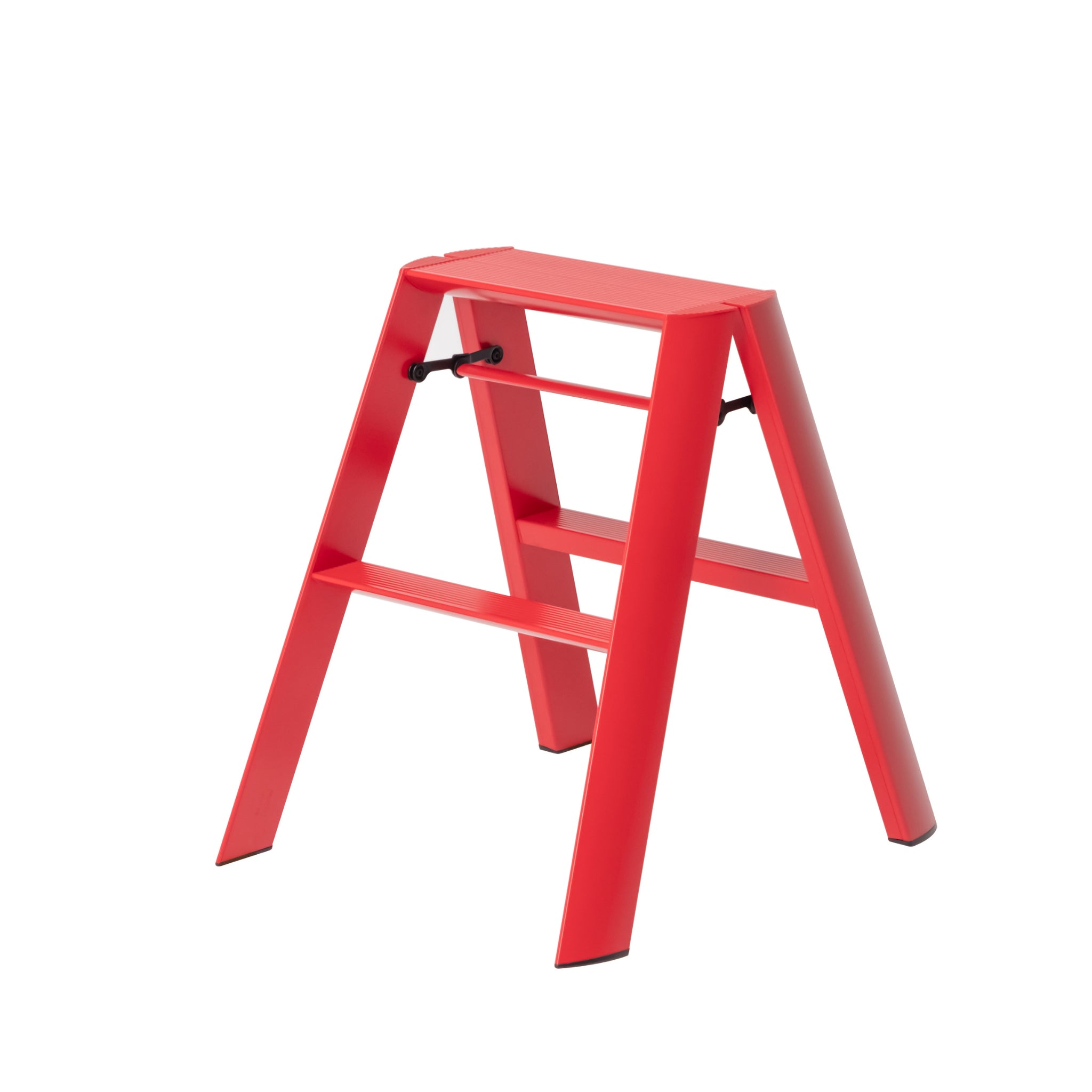 De Hasegawa Lucano Ladder 2 Step Rood van Hasegawa is een rode aluminium 2-staps ladder met minimalistisch Japans ontwerp, volledig open afgebeeld op een witte achtergrond.