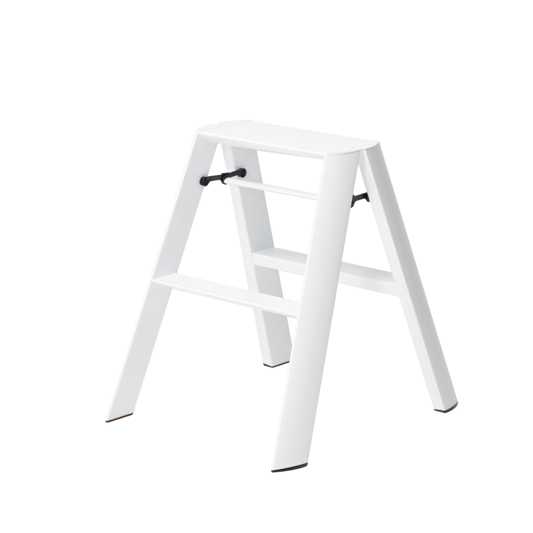 De Hasegawa Lucano Ladder 2 Step Wit van Hasegawa is een witte aluminium ladder met brede treden en een modern, Japans geïnspireerd ontwerp, afgebeeld op een effen witte achtergrond.