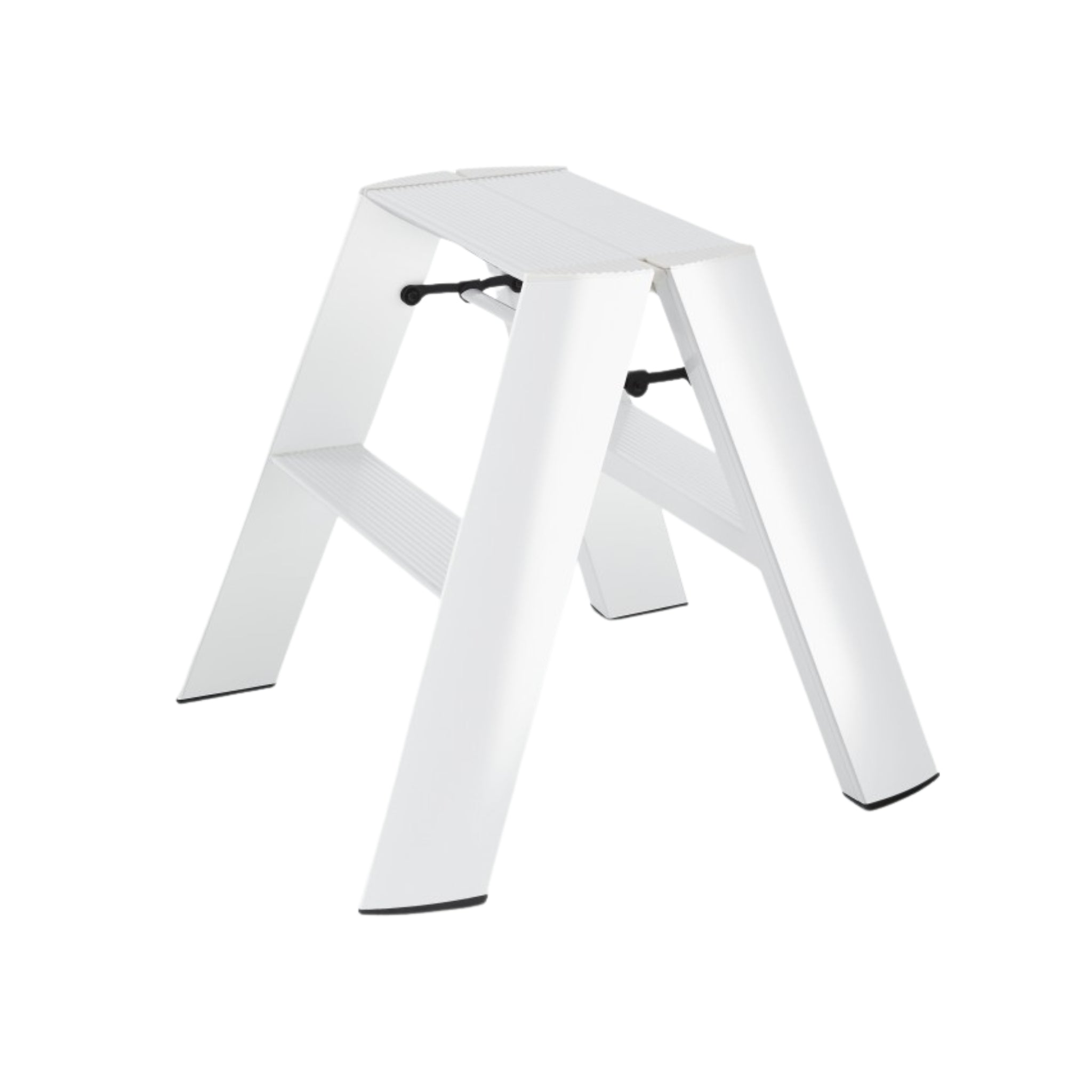 De Hasegawa Lucano Ladder 2 Step Wit Breed van Hasegawa is een wit, modern opvouwbaar opstapkrukje met brede poten en antislipvoetjes, geïnspireerd op Japans design, afgebeeld tegen een effen witte achtergrond.