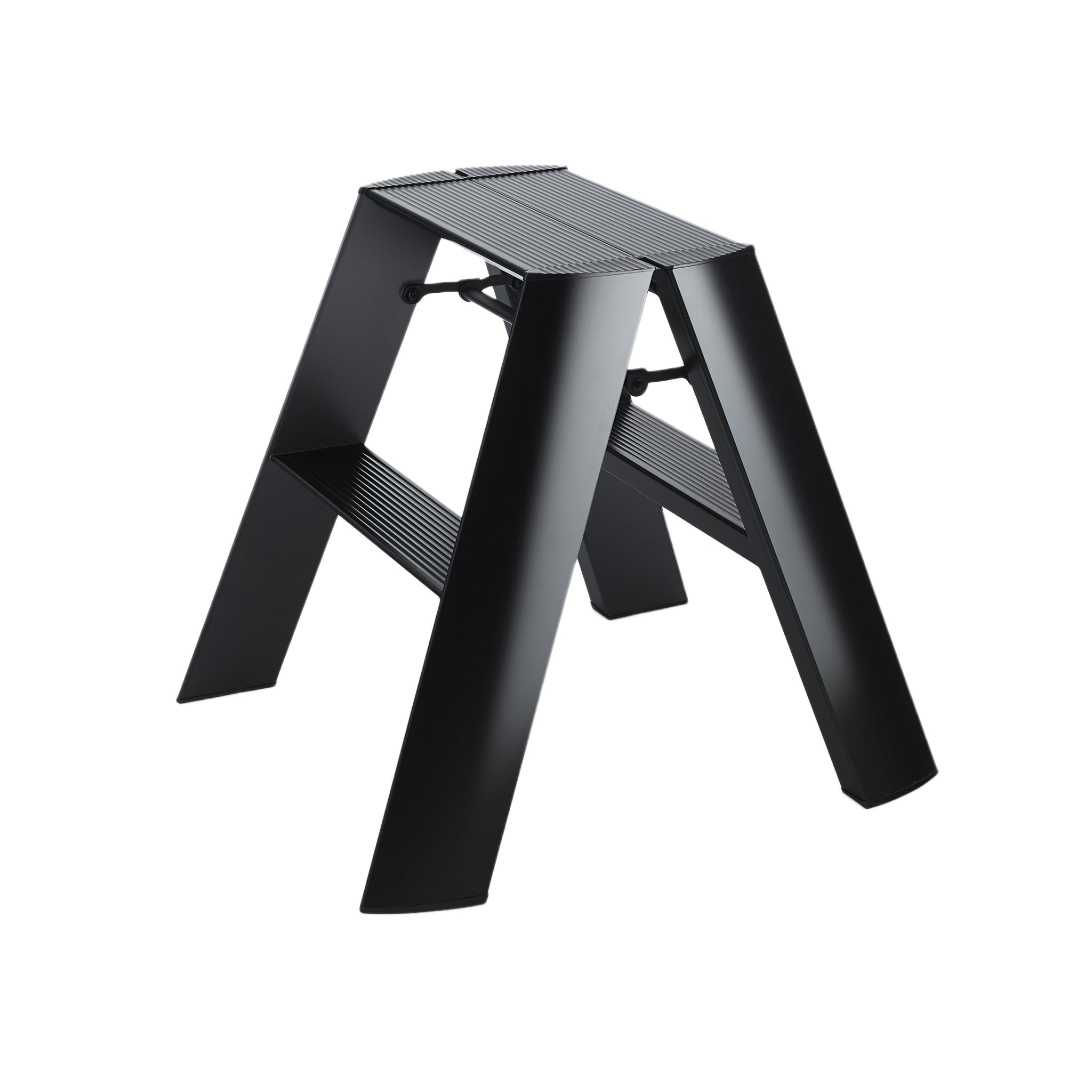 De Hasegawa Lucano Ladder 2 Stap Zwart Breed, een zwarte, moderne ladder met brede poten en gestructureerde treden van Hasegawa, geïnspireerd op Japans design, wordt getoond tegen een effen witte achtergrond.