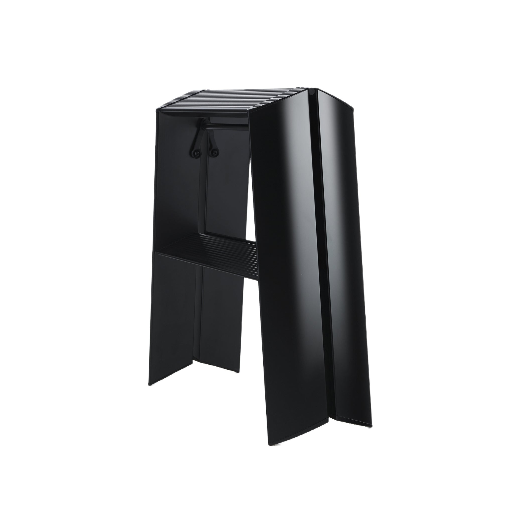 De Hasegawa Lucano Ladder 2 Stap Zwart Breed van Hasegawa is een moderne, opvouwbare ladder van zwart aluminium met geribbelde treden, een handvat aan de bovenkant om hem gemakkelijk te dragen en een strak Japans ontwerp.