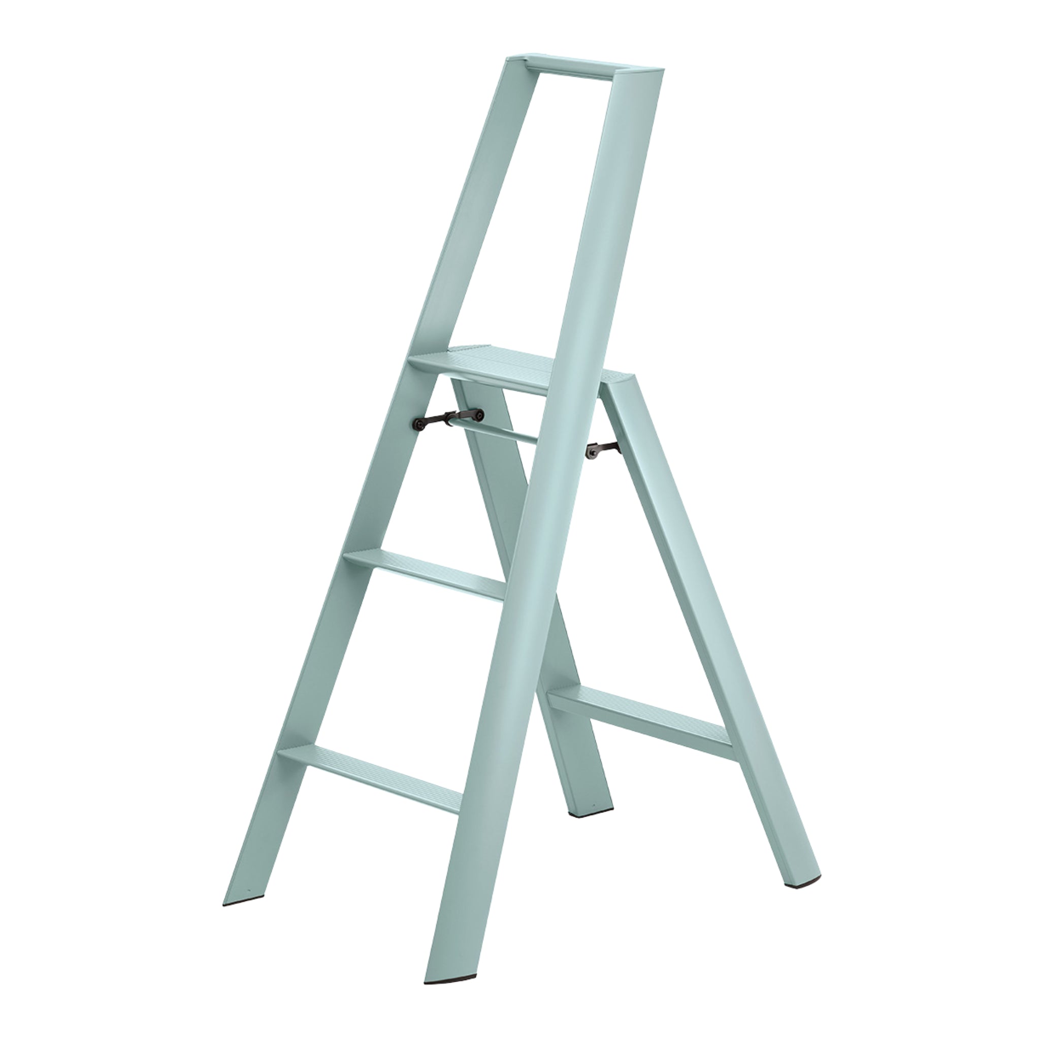 De Hasegawa Lucano Ladder 3 Step in Dusty Mint van Hasegawa heeft een modern, minimalistisch ontwerp met een handvat aan de bovenkant, geïnspireerd op Japanse esthetiek. Het staat open op een witte achtergrond, getoond vanaf de zijkant.