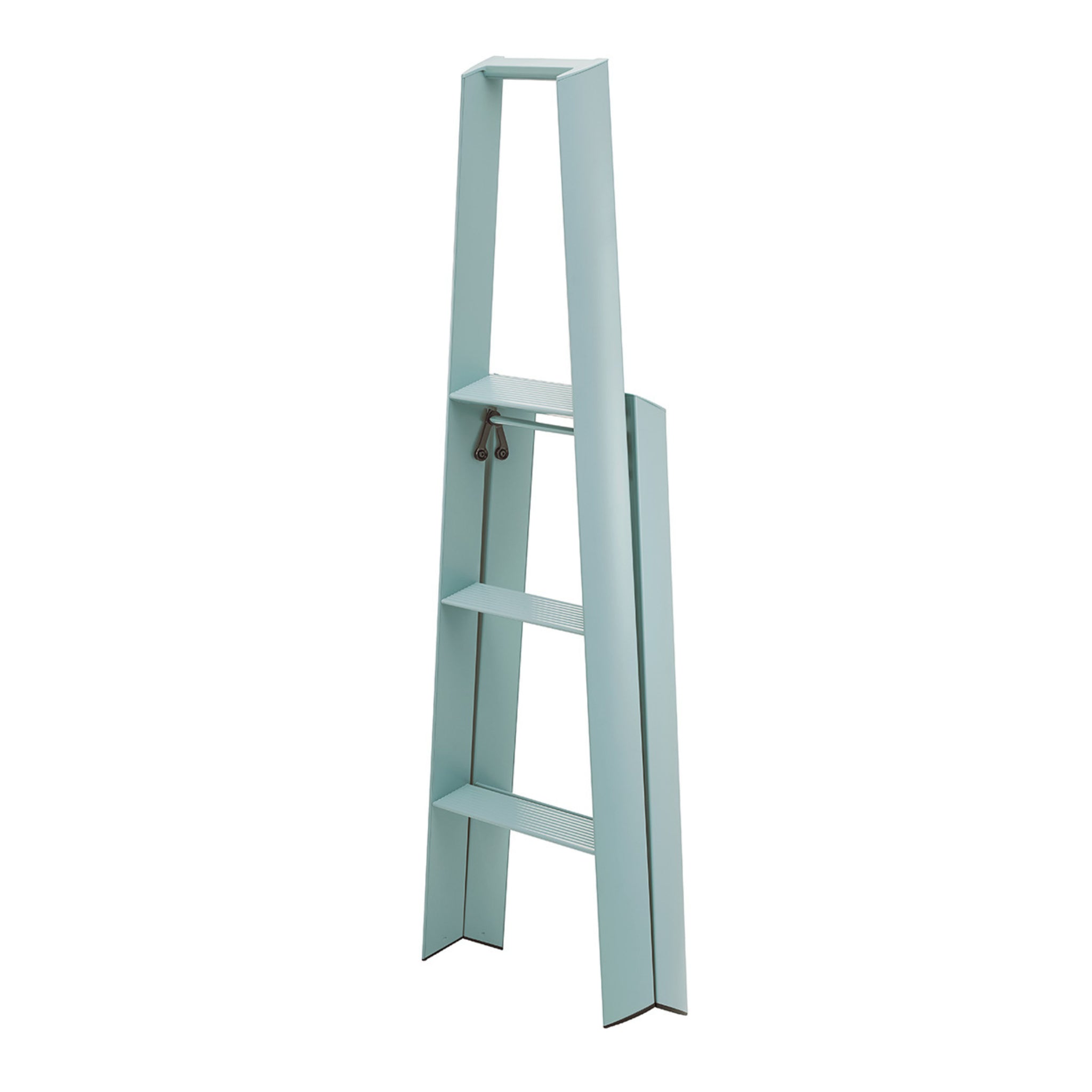 De Hasegawa Lucano Ladder 3 Step Dusty Mint van Hasegawa heeft een minimalistisch, Japans geïnspireerd ontwerp en staat rechtop tegen een witte achtergrond.