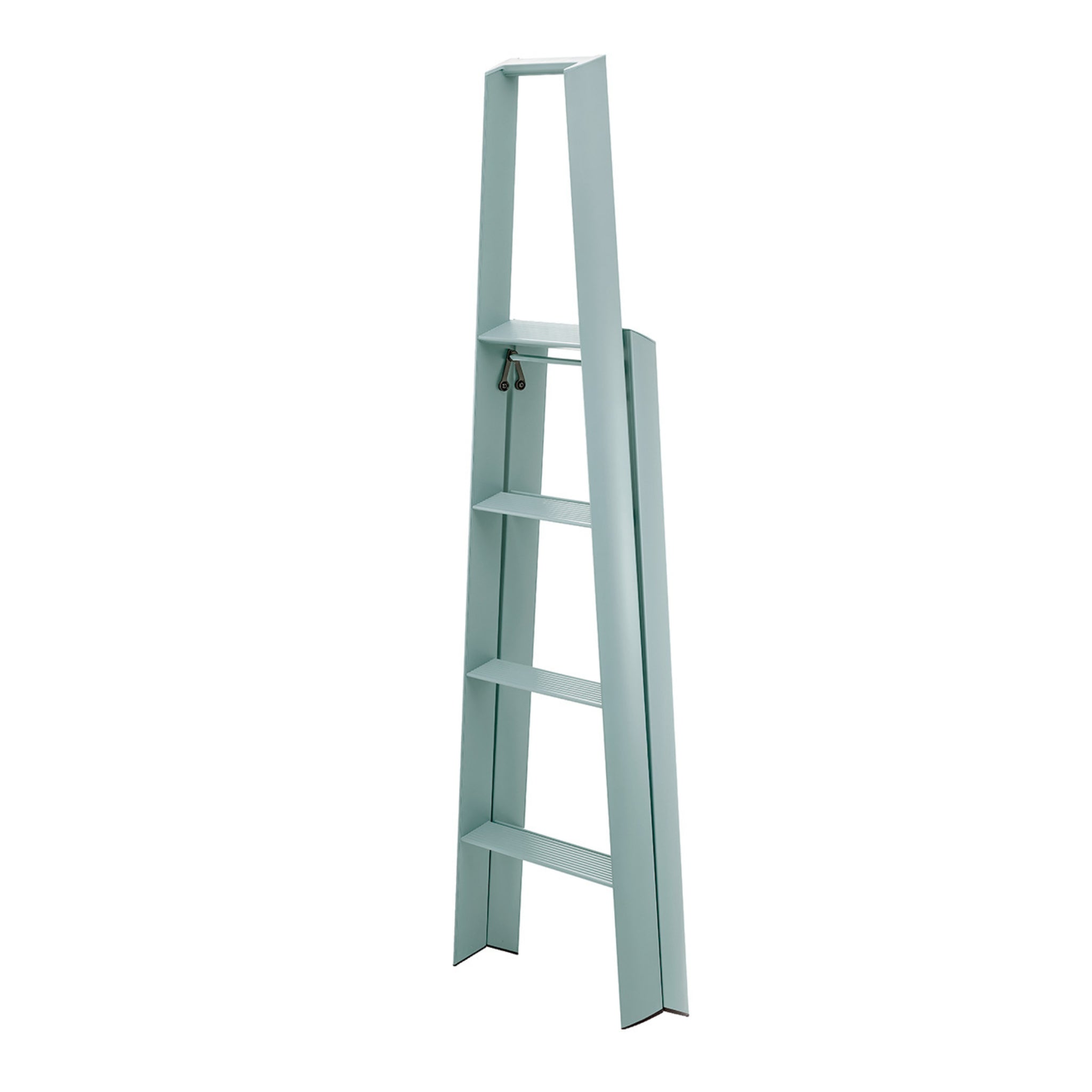 De Hasegawa Lucano Ladder 4 Stappen Dusty Mint van Hasegawa heeft vier brede treden en een minimalistisch ontwerp, rechtopstaand met klassieke Japanse ladder esthetiek in een moderne dusty mint afwerking.