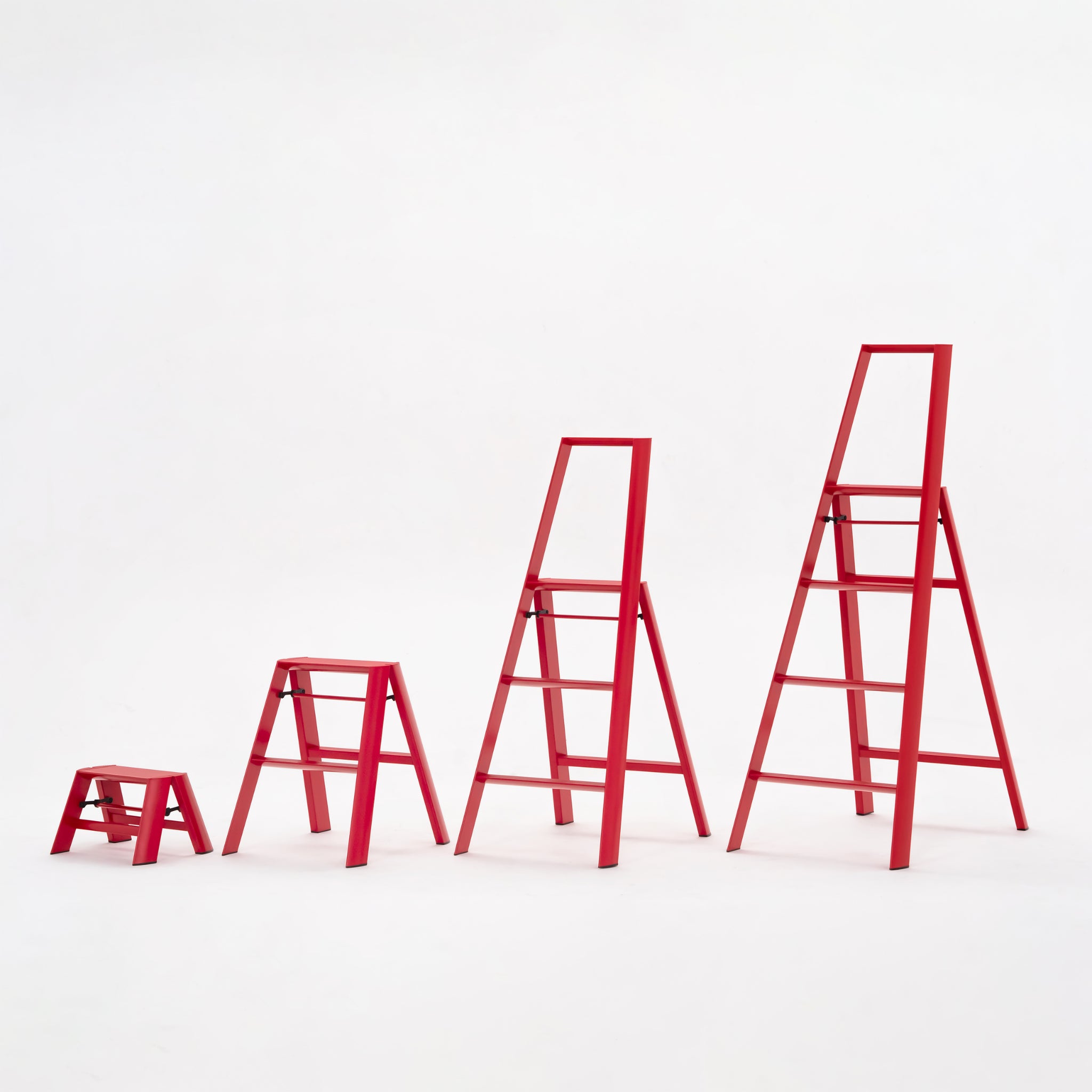 Vier Hasegawa Lucano Ladder 4 Step Rood, van Hasegawa en geïnspireerd op Japans design, staan netjes op een rij van links naar rechts tegen een effen witte achtergrond.