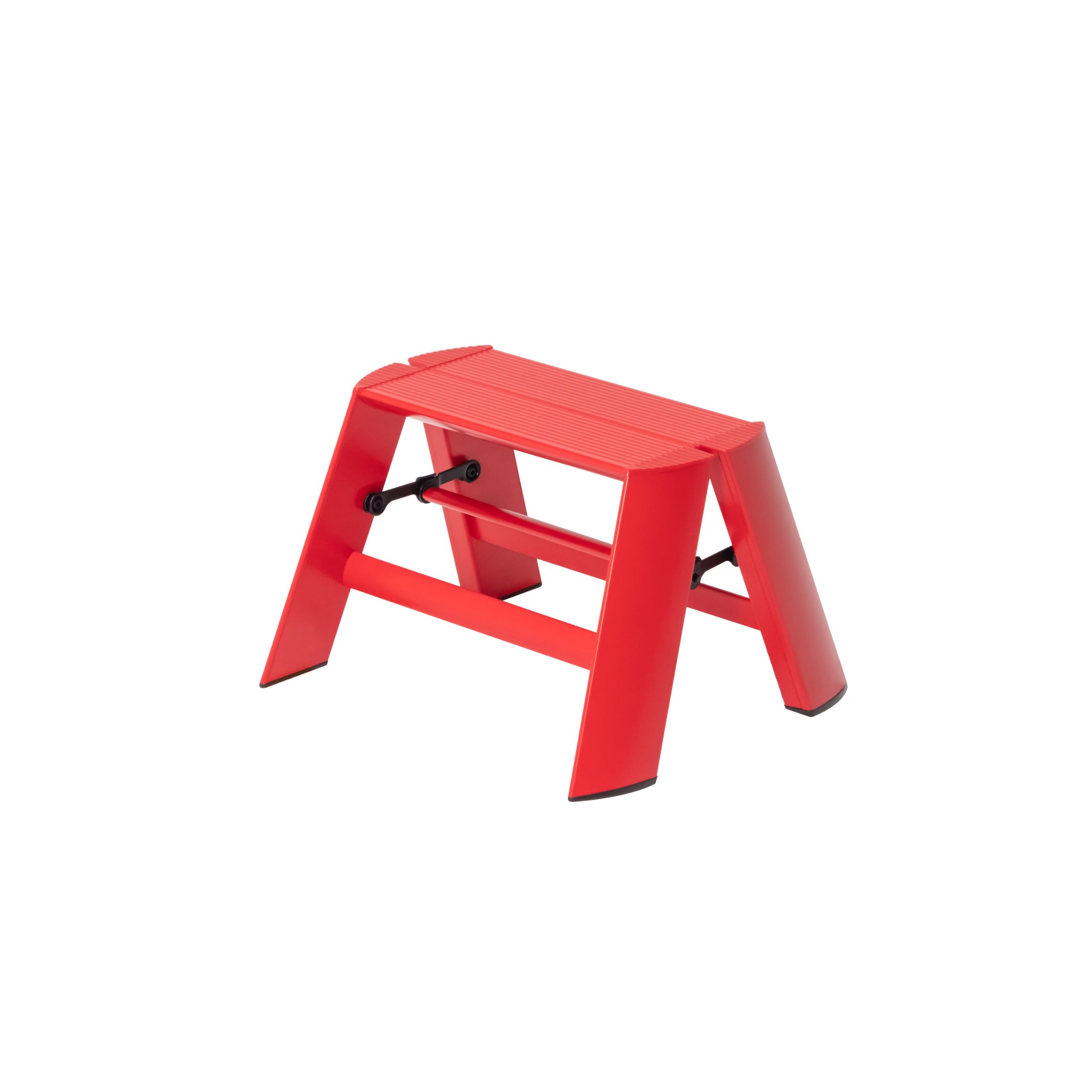 De Hasegawa Lucano Ladder 1 Step Rood van Hasegawa is een compact rood plastic opstapkrukje met vier schuine poten en een geribbelde bovenkant, weergegeven tegen een effen witte achtergrond.