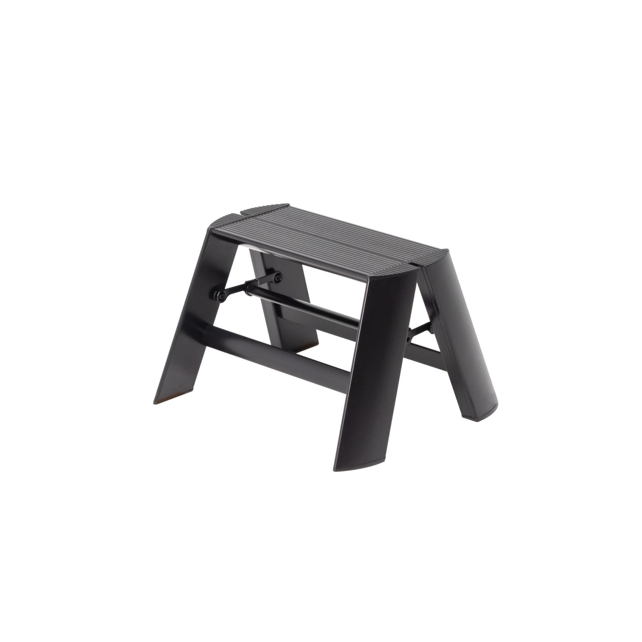 De Hasegawa Lucano Ladder 1 Step Zwart van Hasegawa is een compact, zwart opvouwbaar opstapkrukje met een gestructureerd bovenblad, geïnspireerd op Japans design en afgebeeld tegen een witte achtergrond.