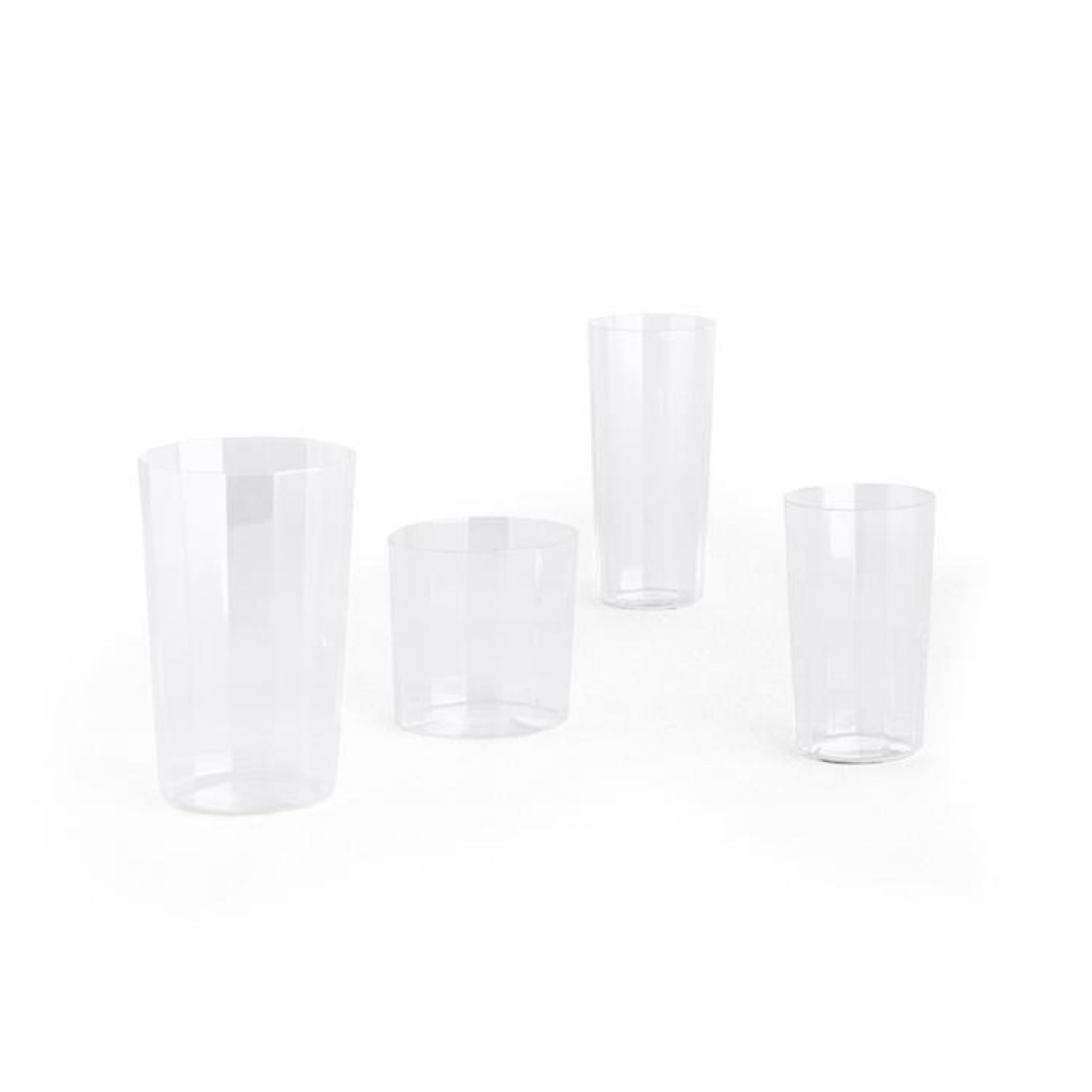 Vier transparante, gefacetteerde plastic bekers uit de Hay Angle Waterglazen 4 st. set van Hay zijn gerangschikt op een wit oppervlak, waardoor een elegante look ontstaat met veel lege ruimte eromheen.