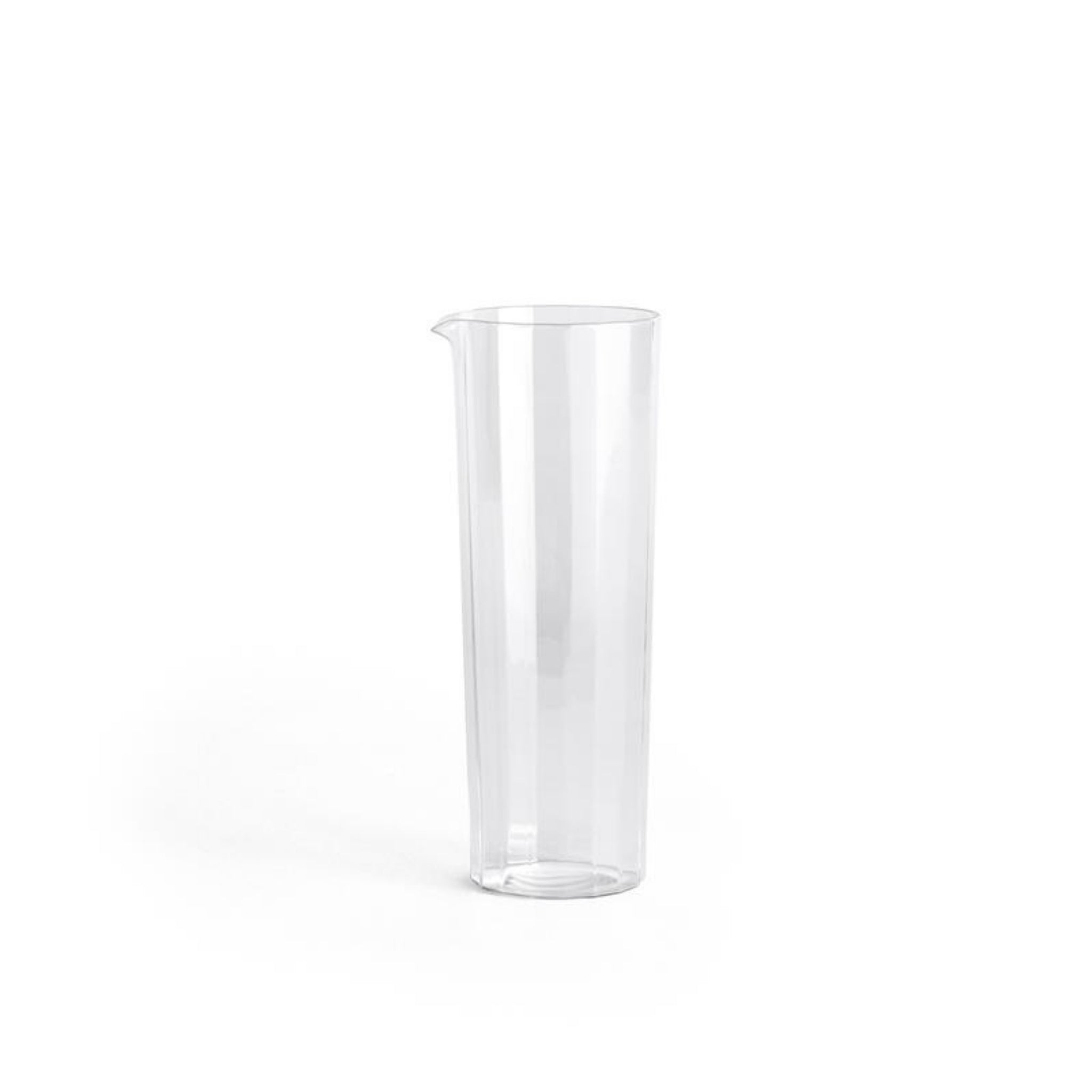 De Hay Angle Karaf 90 cl van Hay staat rechtop op een witte achtergrond, met een helder, hoog cilindrisch ontwerp met een kleine tuit die de elegante lijnen van een karaf nabootst.