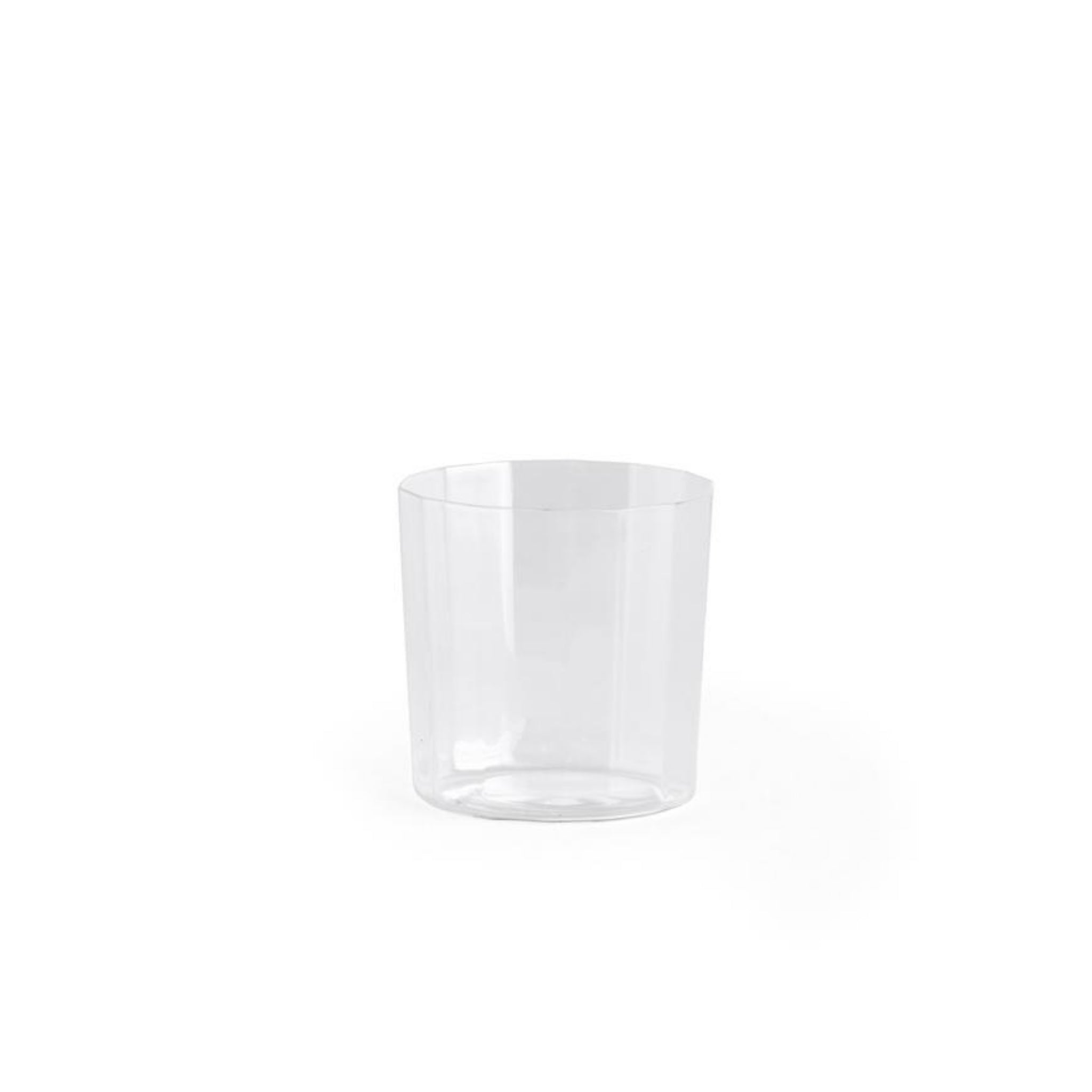 Een set van vier Hay Angle Waterglazen van Hay wordt getoond, elk helder en cilindervormig, gecentreerd op een effen witte achtergrond voor een elegante look.