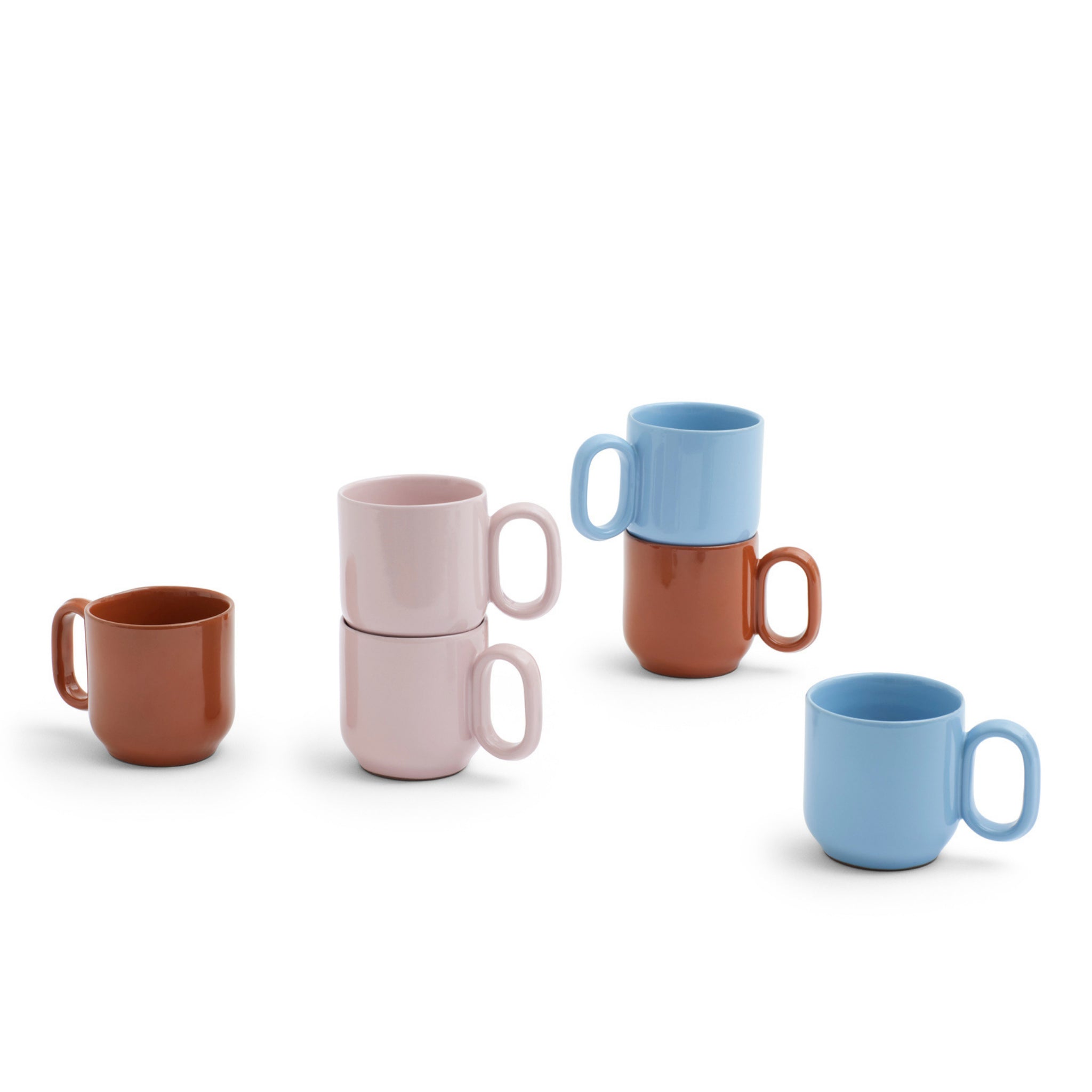 Vijf Hay Barro Bekers Roze mokken worden getoond, met twee roze mokken gestapeld op de andere en een bruine en een blauwe mok uit de terracotta servies alleen geplaatst. Ze staan allemaal op een witte achtergrond. Merk: Hay.