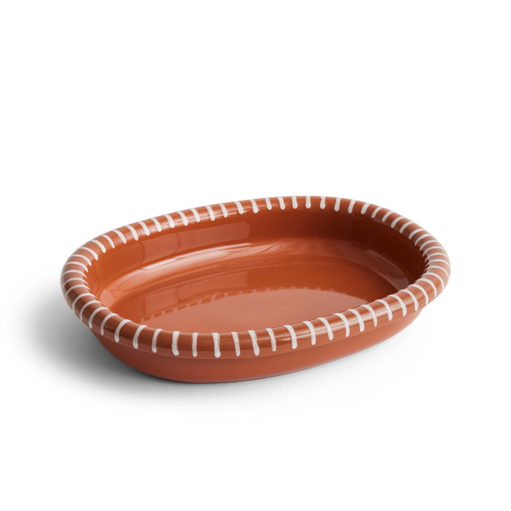 De Hay Barro Ovale Schaal Terracotta 27/36 van Hay heeft een terracotta kleur, glanzende afwerking en een wit gestikt randdetail, afgebeeld op een witte achtergrond.