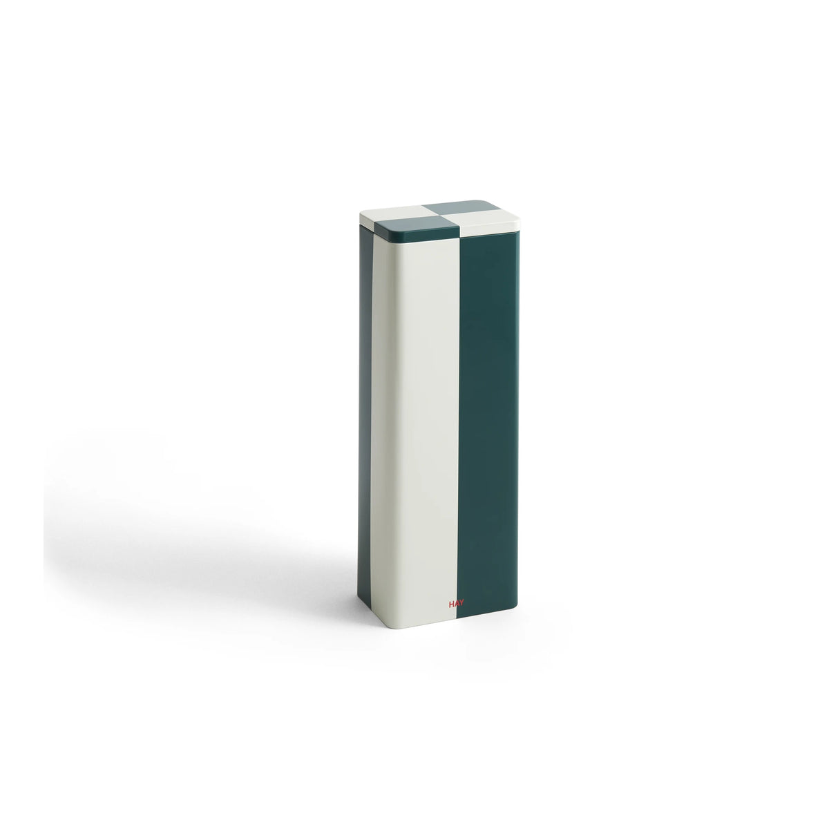 De Hay Blikken Doos Groen Off-White Slim van Hay is een hoge, smalle metalen doos met een brede donkergroene en een off-white baan, rechtopstaand tegen een effen witte achtergrond.