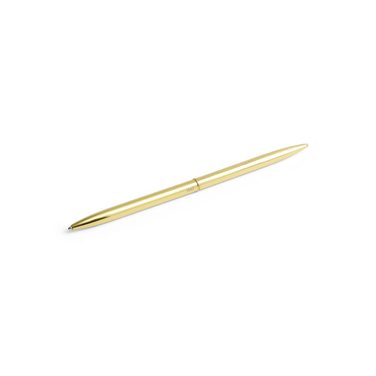 De Hay Bullet Pen Goud van Hay is een slanke, glanzend goudkleurige metalen pen, schuin liggend tegen een effen witte achtergrond.