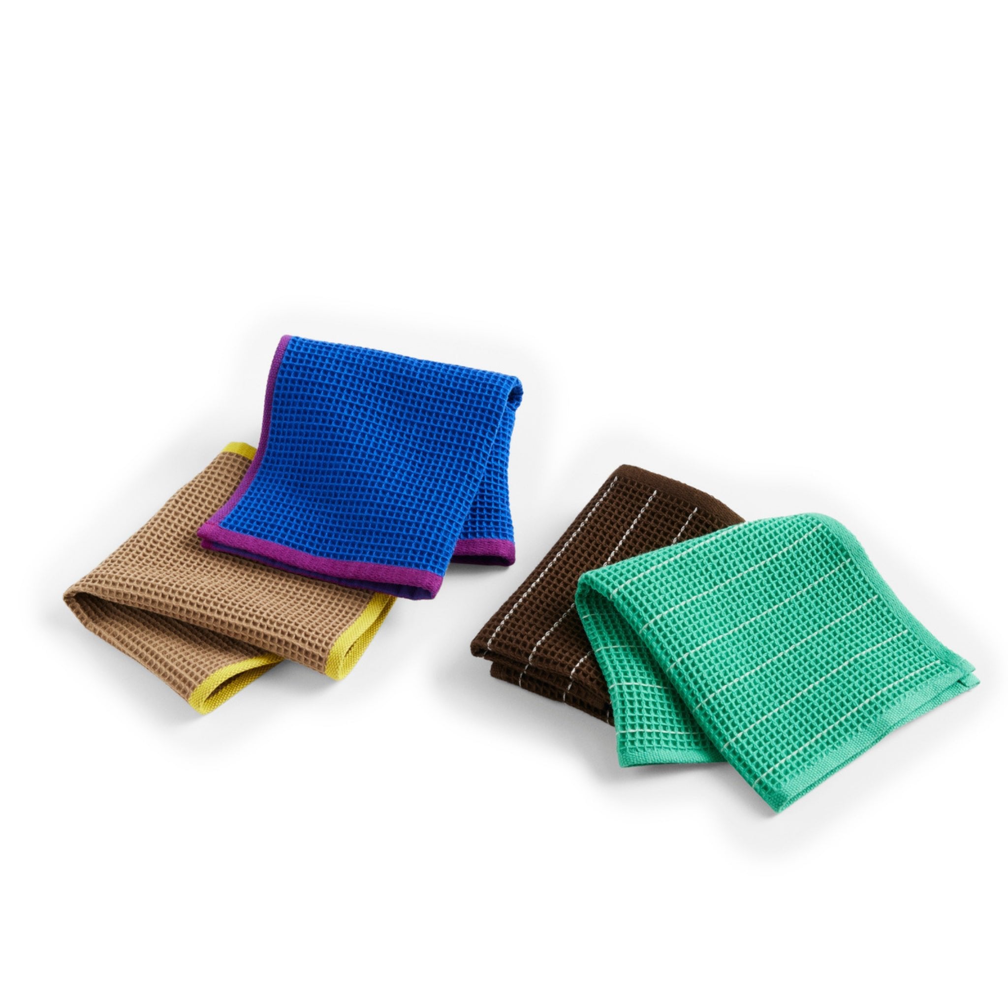 De Hay Canteen Vaatdoeken Blauw Geel 2 st. van Hay hebben twee absorberende katoenen schoonmaakdoeken - een blauwe met roze randen, een bruine met gele randen - perfect voor het schoonmaken van de keuken en aangeboden als een stijlvolle, praktische vaatdoek set.