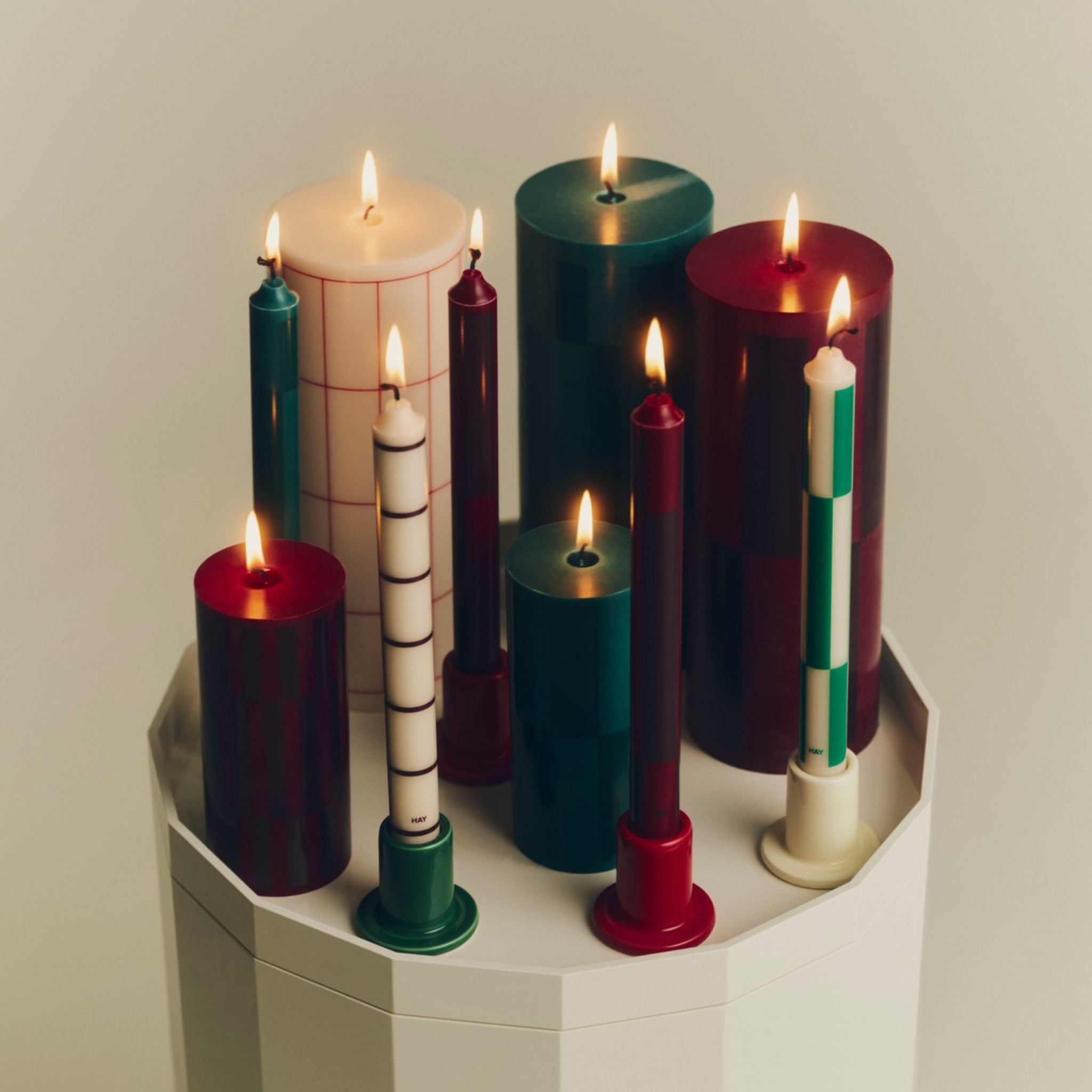 Een brandende Hay Column Kaars Wijn Bordeaux H15 kaars van Hay voegt opvallende rode kleur en geometrische flair toe aan een modern interieur - perfect voor eigentijdse decorhoogtepunten.