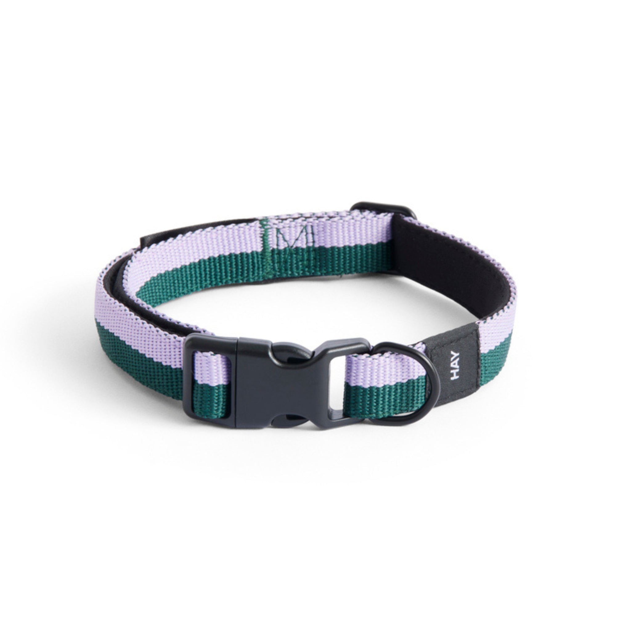 De Hay Dogs Halsband Flat Lavendel Groen S/M van Hay is een gestreepte halsband in paars en groen, gemaakt van gerecycled polyester, met een zwarte plastic gesp en metalen ring voor een riem - geïnspireerd door HAY Dogs.