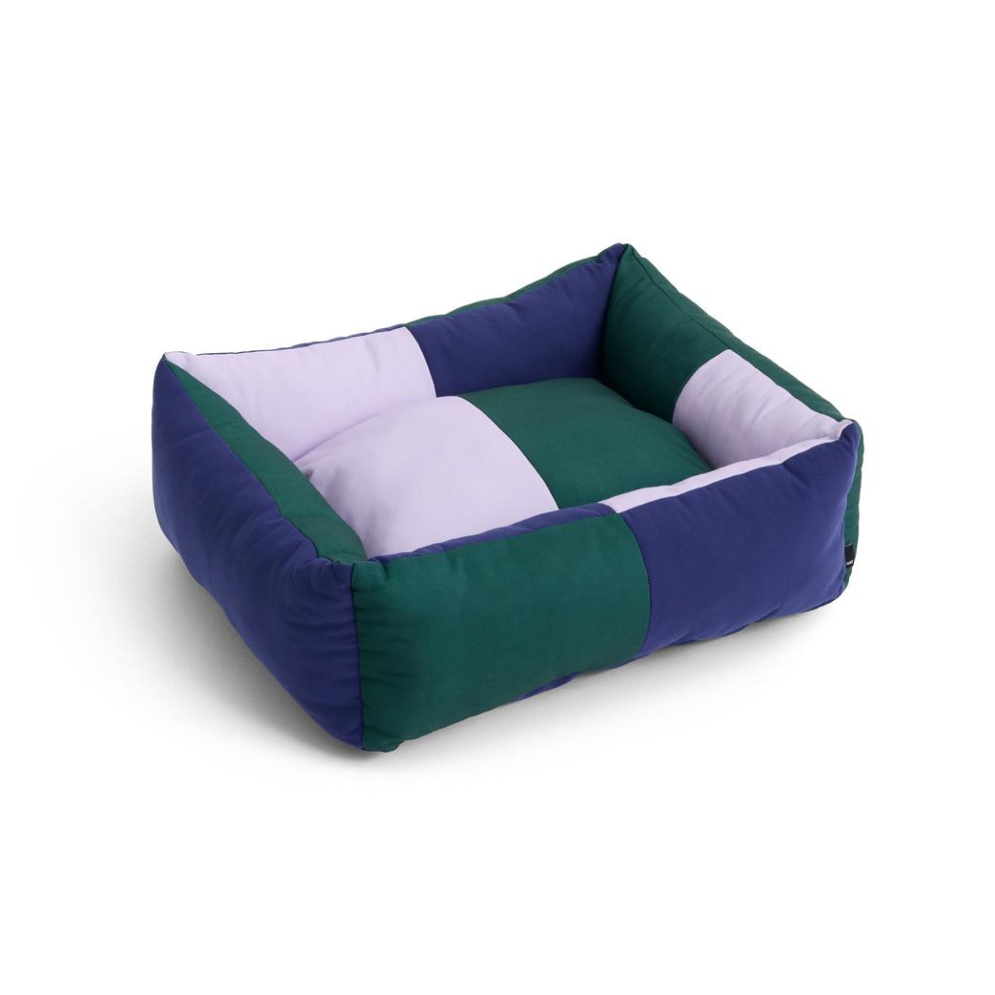 De Hay Dogs Hondenmand Groen Lavendel Blauw 52/60 van Hay is een klein rechthoekig bed met verhoogde zijkanten, voorzien van een patchwork design in groen, lavendel en blauw. Het biedt een zachte, gedempte binnenkant die ideaal is voor je huisdier.