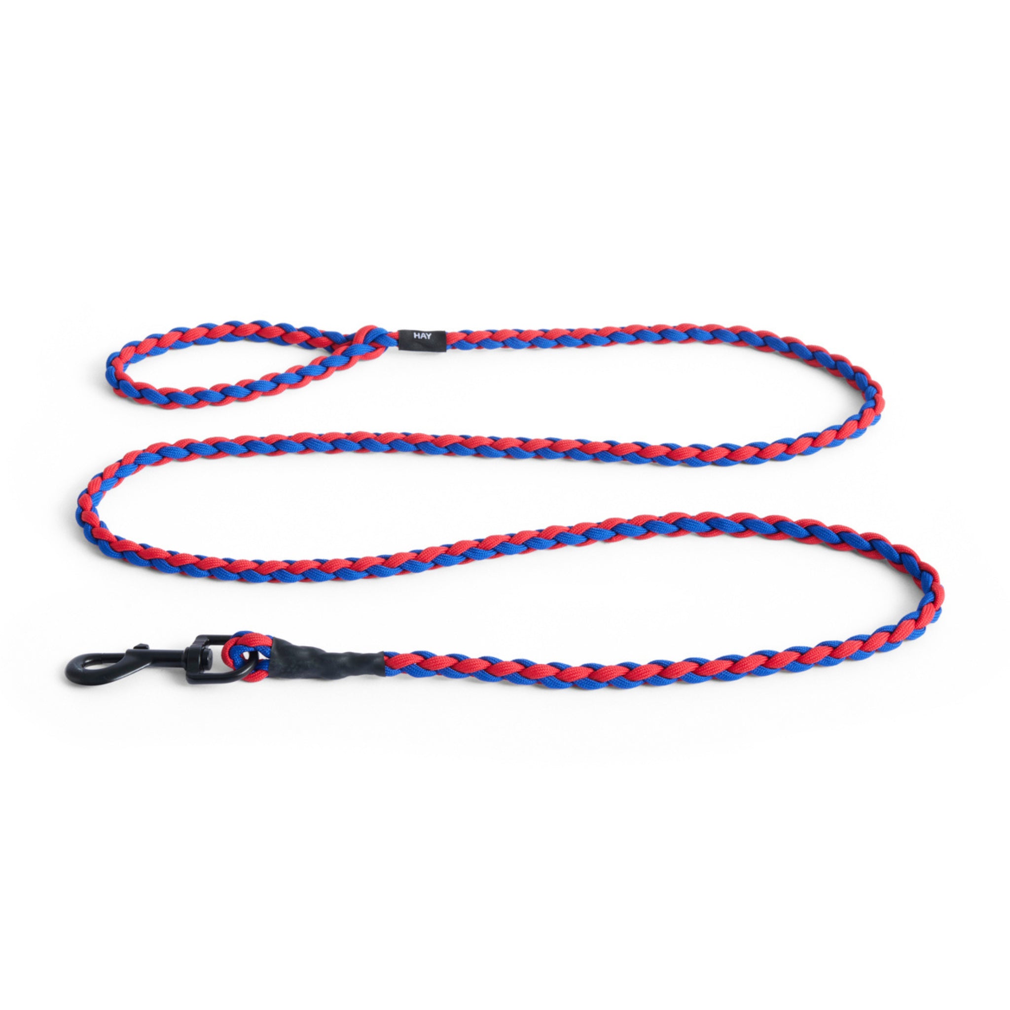 De Hay Dogs Leiband Braid Rood Blauw M/L van Hay, met lusgreep en zwarte metalen haak, ligt uitgestrekt op een witte achtergrond. Stijlvolle hondenlijn in rood en blauw voor modieuze wandelingen.