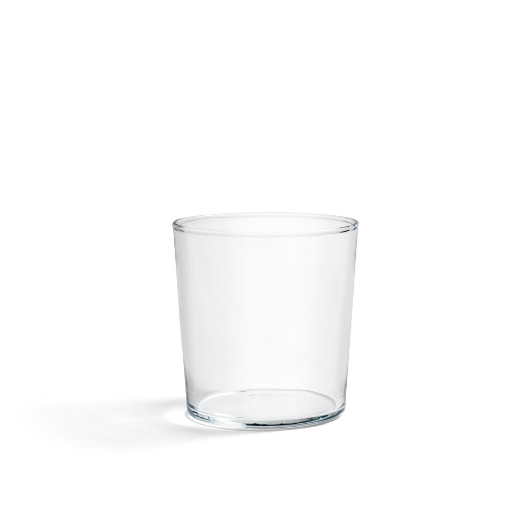 De Hay Glas Helder M van Hay wordt weergegeven op een witte achtergrond, wat het minimalistische ontwerp en de uitzonderlijke helderheid benadrukt.