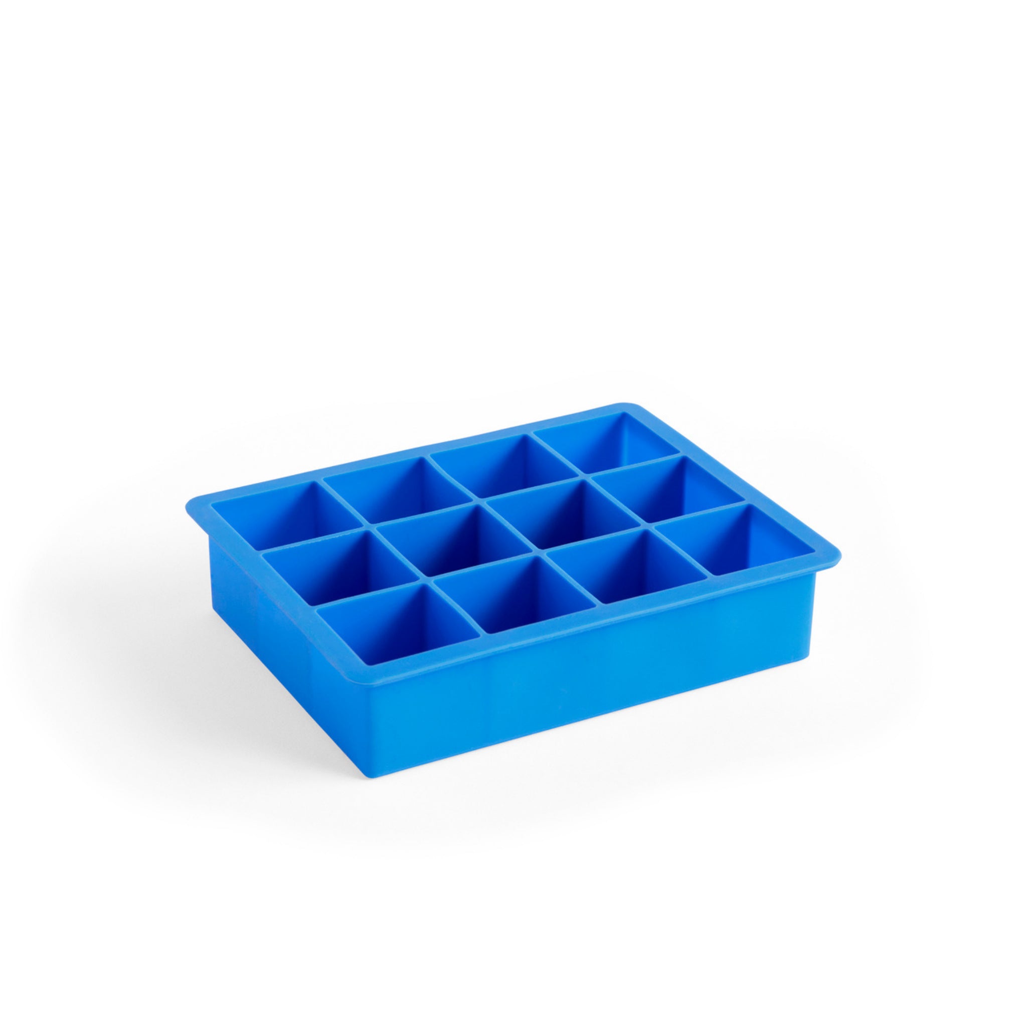 De Hay ijsblokjesvorm Vierkant XL Blauw is een blauw siliconen ijsblokjesbakje van Hay met twaalf vierkante vakjes, ideaal voor het maken van extra grote ijsblokjes. Afgebeeld tegen een witte achtergrond.