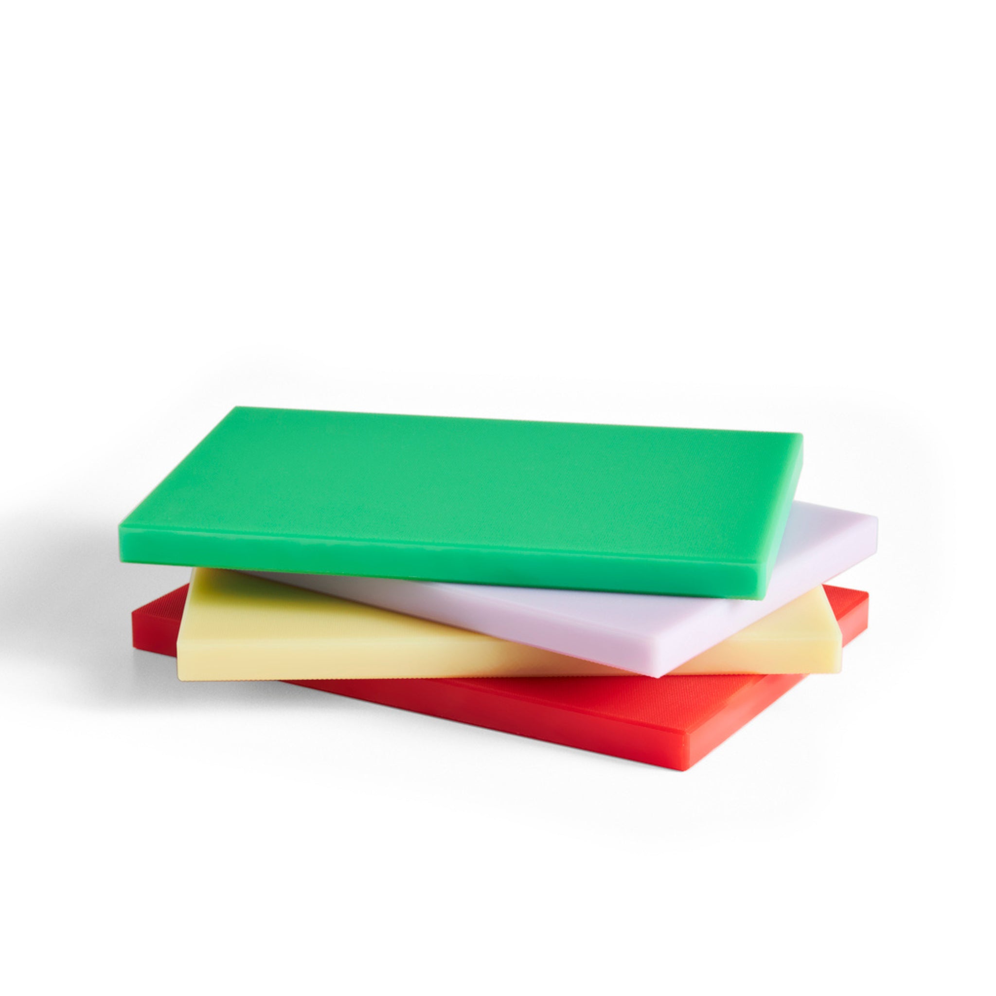 Vier rechthoekige Hay snijplanken in groen, wit, geel en rood zijn gestapeld op een witte achtergrond. De Hay Slice Snijplank Groen 20/30 valt op tussen deze middelgrote snijplanken.