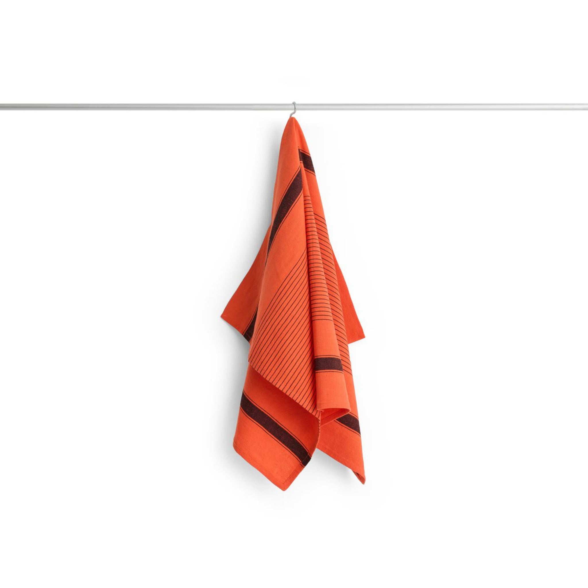 Een rode Hay Linear Theedoek van Hay, gemaakt van linnen-katoen, met een gestreept dessin, hangt netjes aan een haakje aan een dunne horizontale stang tegen een effen witte achtergrond.