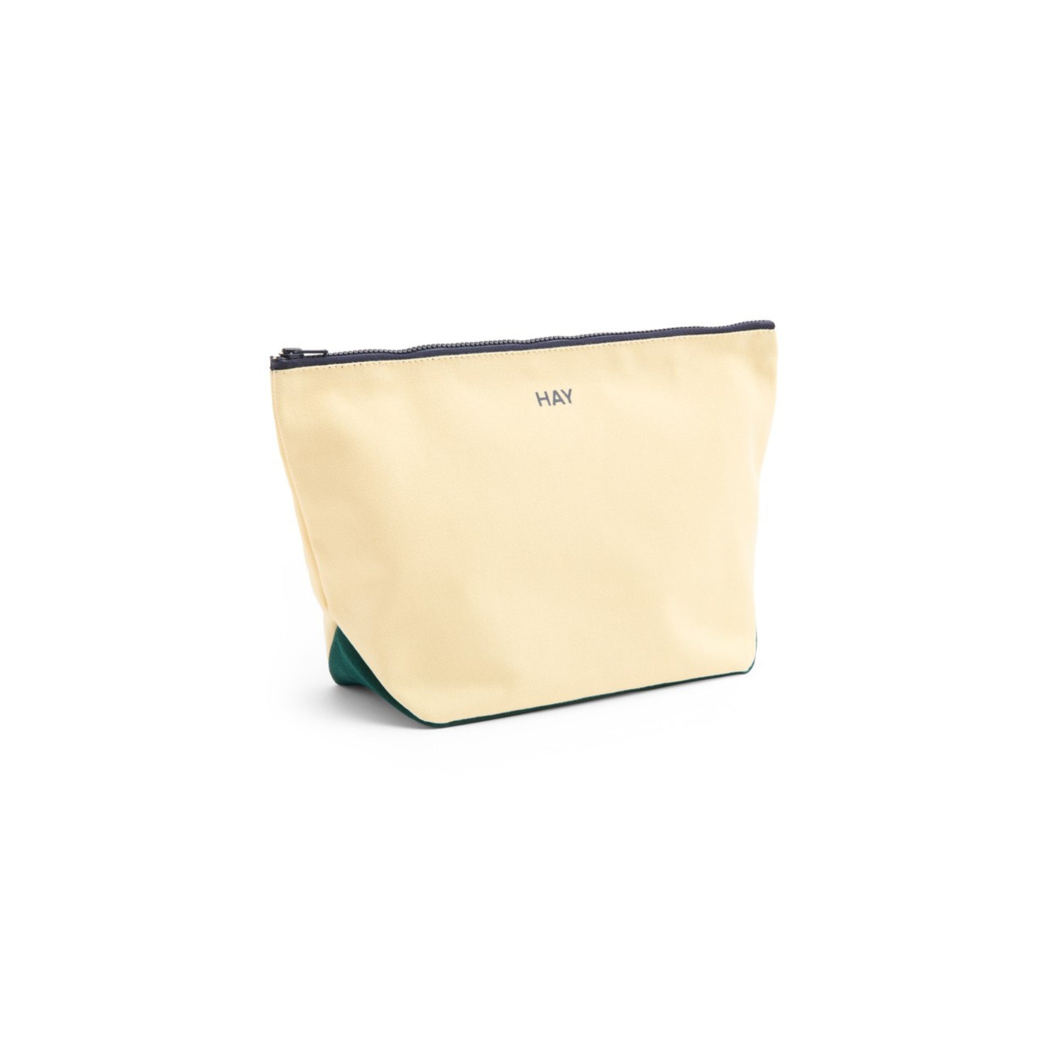 Het Hay Multi Opbergzakje Geel M van het merk Hay heeft een Scandinavisch design, een beige kleur met geel en een donkergroene basis, en een rits aan de bovenkant. Het zakje is te zien tegen een witte achtergrond.