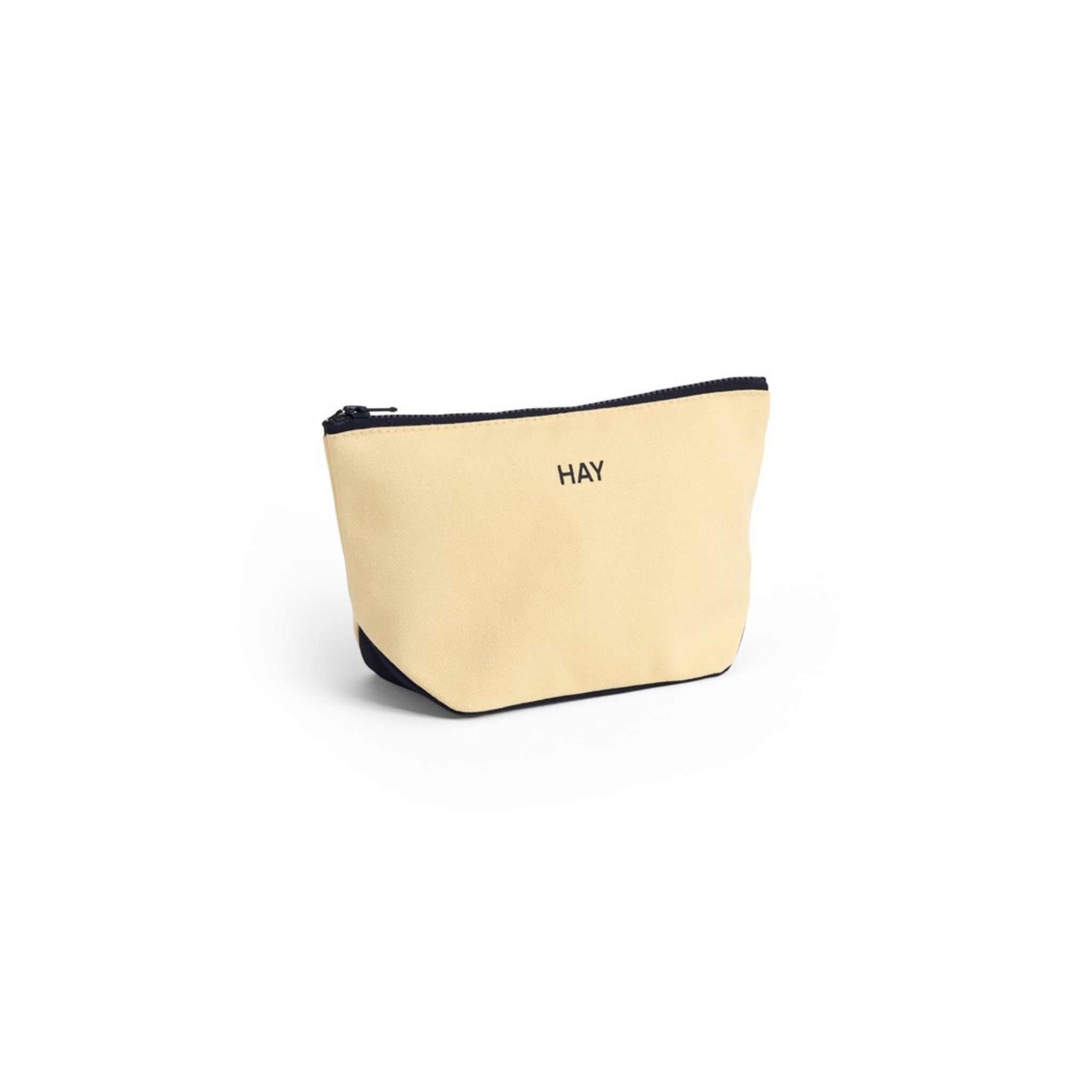 Het Hay Multi Opbergzakje Geel S is een klein, crèmekleurig zakje met ritssluiting van het merk Hay, met Scandinavisch design, zwarte rits- en basisdetails en het woord HAY op de voorkant tegen een effen witte achtergrond.