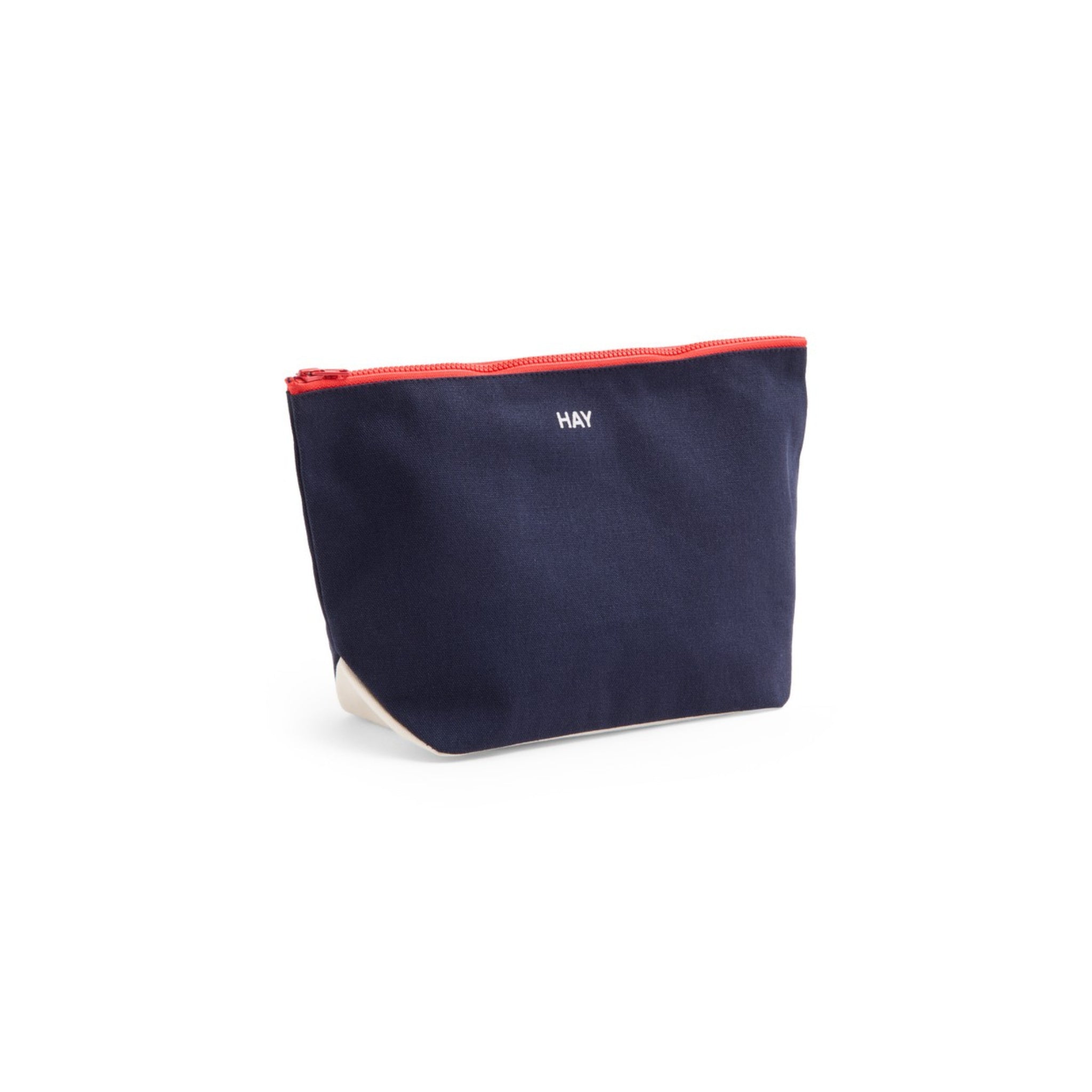 Het Hay Multi Opbergzakje Midnight Blauw M van Hay heeft een rode rits, beige onderhoeken en een witte "HAY" print-een stijlvolle opbergoplossing.