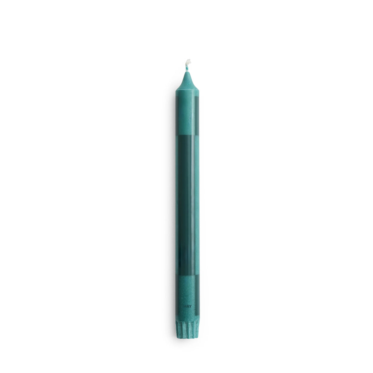 De Hay Patroon Kaars Groen Donkergroen van Hay is een lange, slanke kaars in twee groentinten met een grafisch patroon, rechtopstaand tegen een effen witte achtergrond.