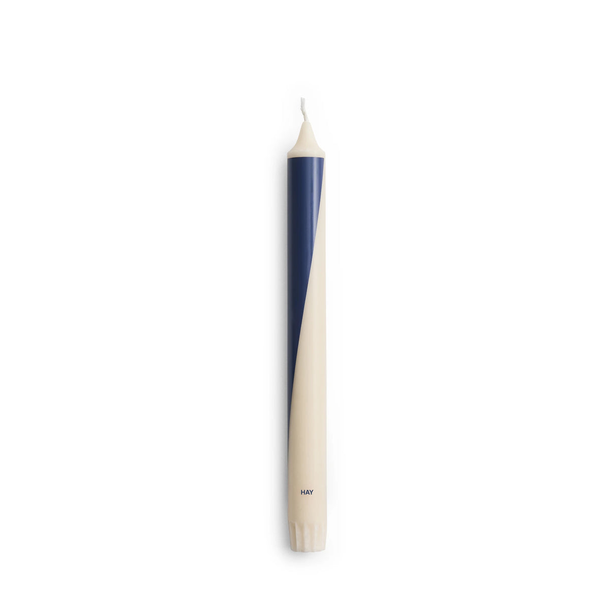 De Hay Patroon Kaars Off-White Blauwe Swirl van Hay is een slanke, crèmewitte dinerkaars met een blauwe spiraal die rond de kaars loopt, rechtopstaand tegen een effen witte achtergrond.