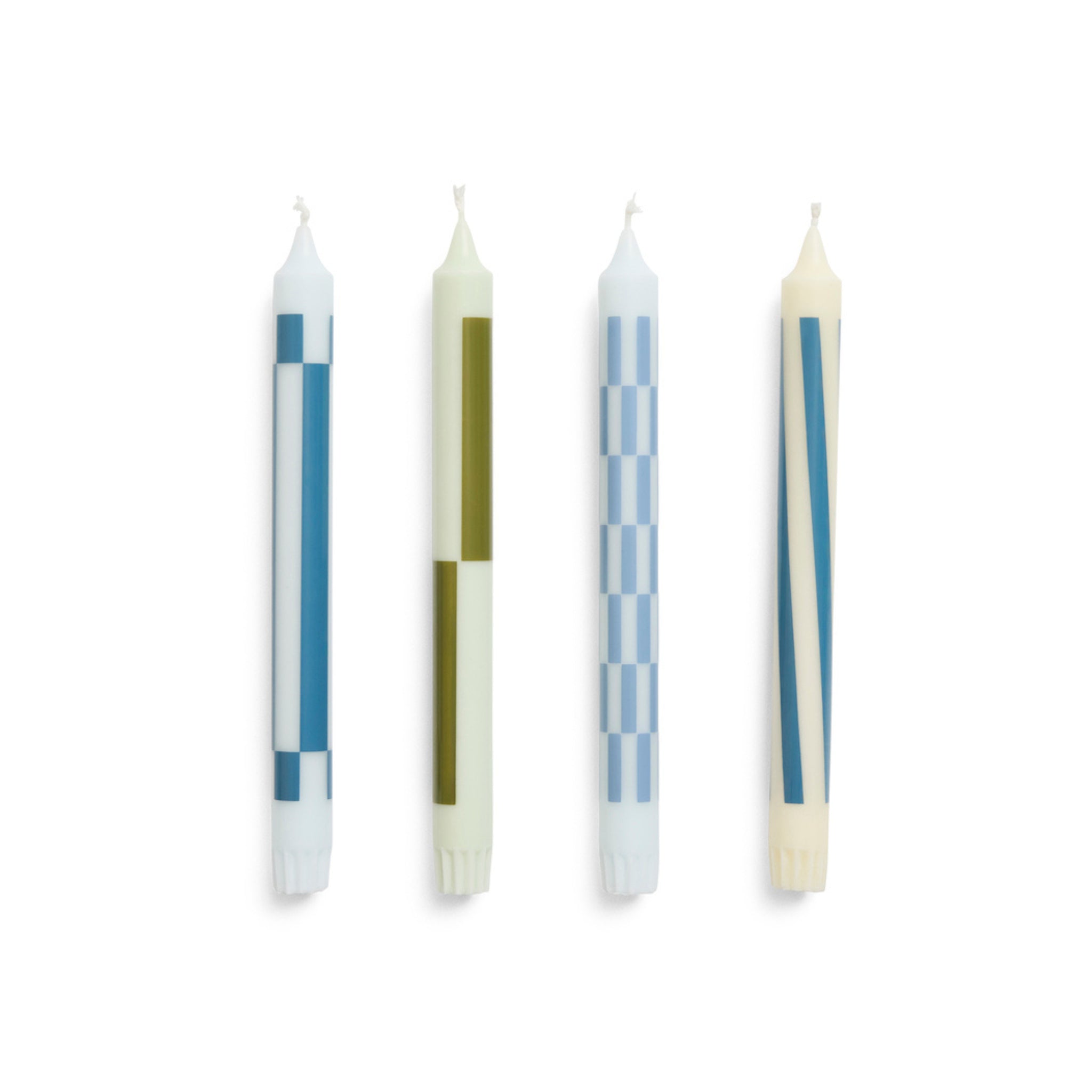 Hay Patroon Kaarsen Groen en Blauw 4 st. van Hay: vier kaarsen met unieke, geometrische patronen in groen en blauw op wit, voorzien van het Nordic Swan Ecolabel, gerangschikt op een witte ondergrond.