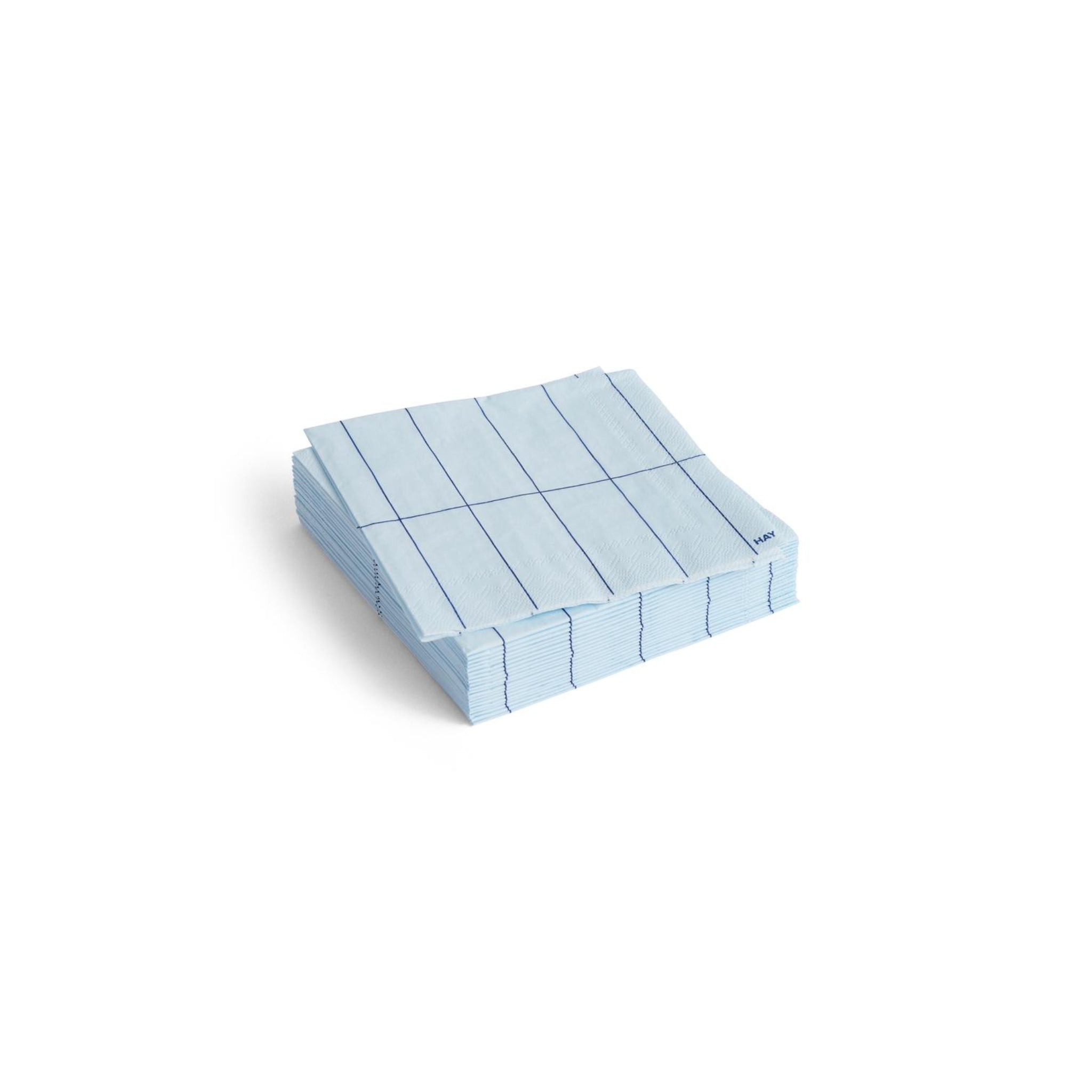 Een stapeltje Hay Pattern Papieren Servetten Lichtblauw Blauw Grid 25/25 van Hay, met een lichtblauw en blauw rasterontwerp, netjes gevouwen en gerangschikt op een witte achtergrond.