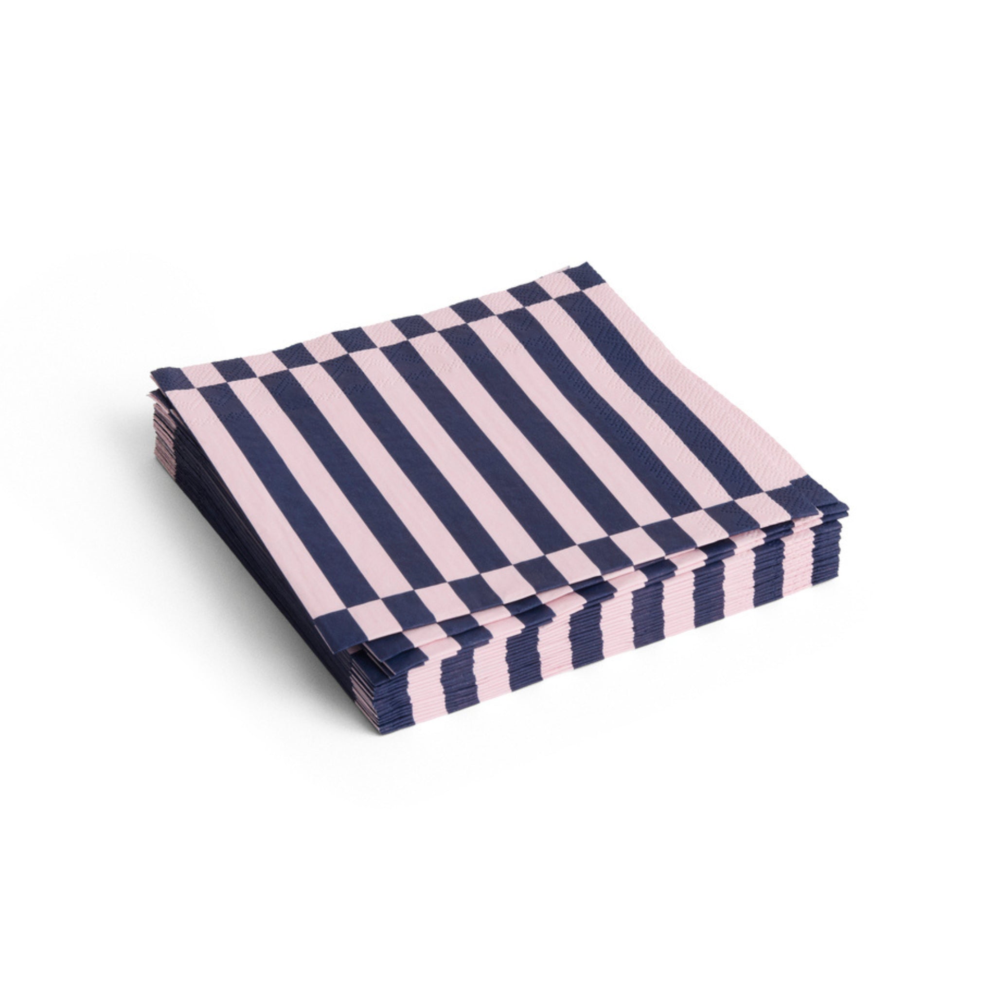 Hay Pattern Papieren Servetten Lichtroze Donkerblauw Streep 40/40 van Hay: een stapel vierkante papieren servetten met lichtroze en donkerblauwe verticale strepen op een frisse witte achtergrond.