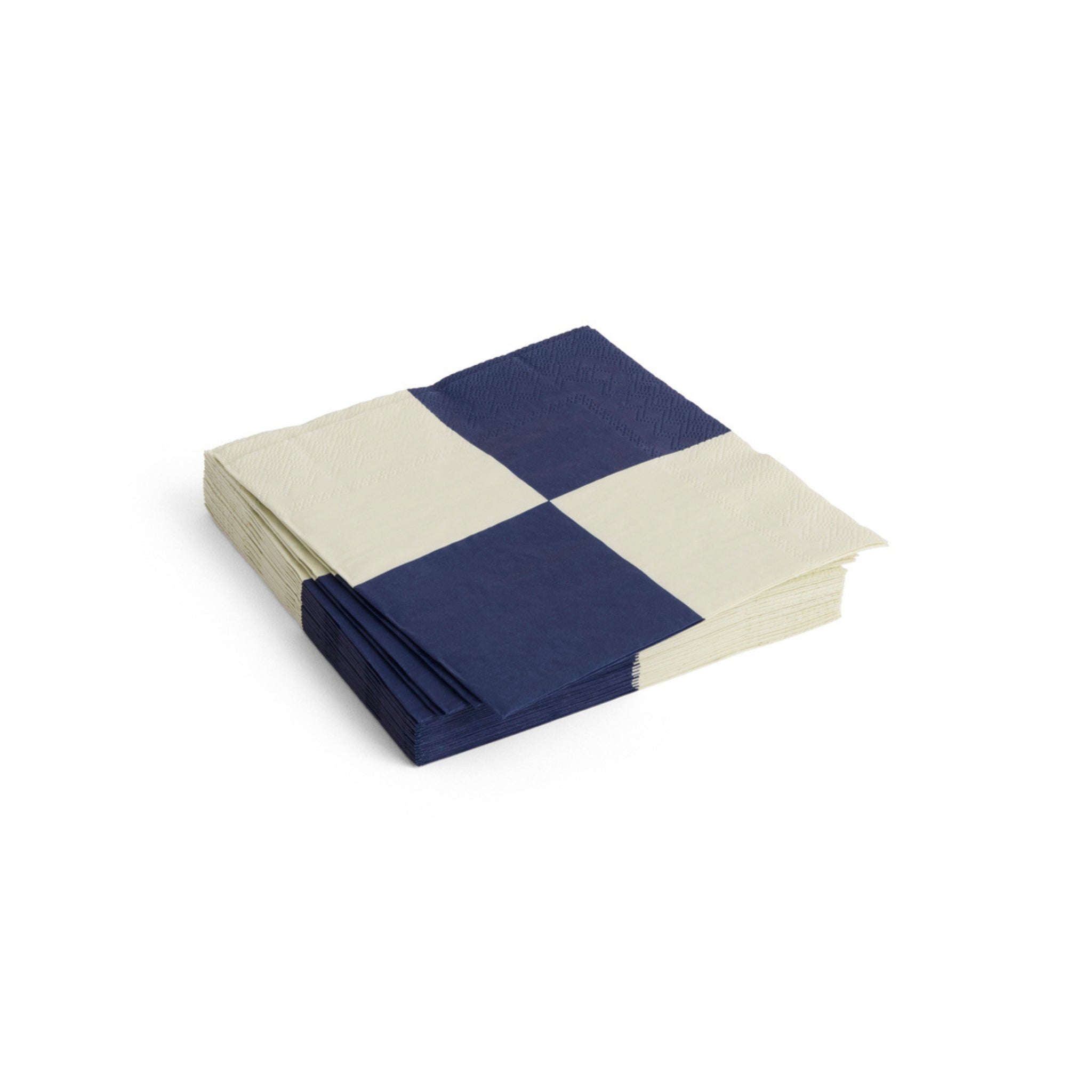 De Hay Pattern Papieren Servetten Off-white Donkerblauw Check 33/33 van het merk Hay zijn FSC-gecertificeerd en hebben een blauw-donkerblauw ruitpatroon, keurig gestapeld op een witte achtergrond.