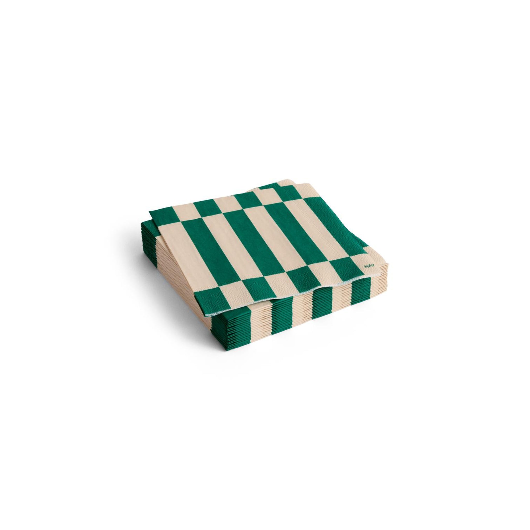 Een stapel Hay Pattern Papieren Servetten Off-white Groen 25/25 van Hay, met groene strepen op een gebroken witte ondergrond, is netjes gerangschikt op een witte achtergrond. FSC gecertificeerd voor verantwoord materiaalgebruik.