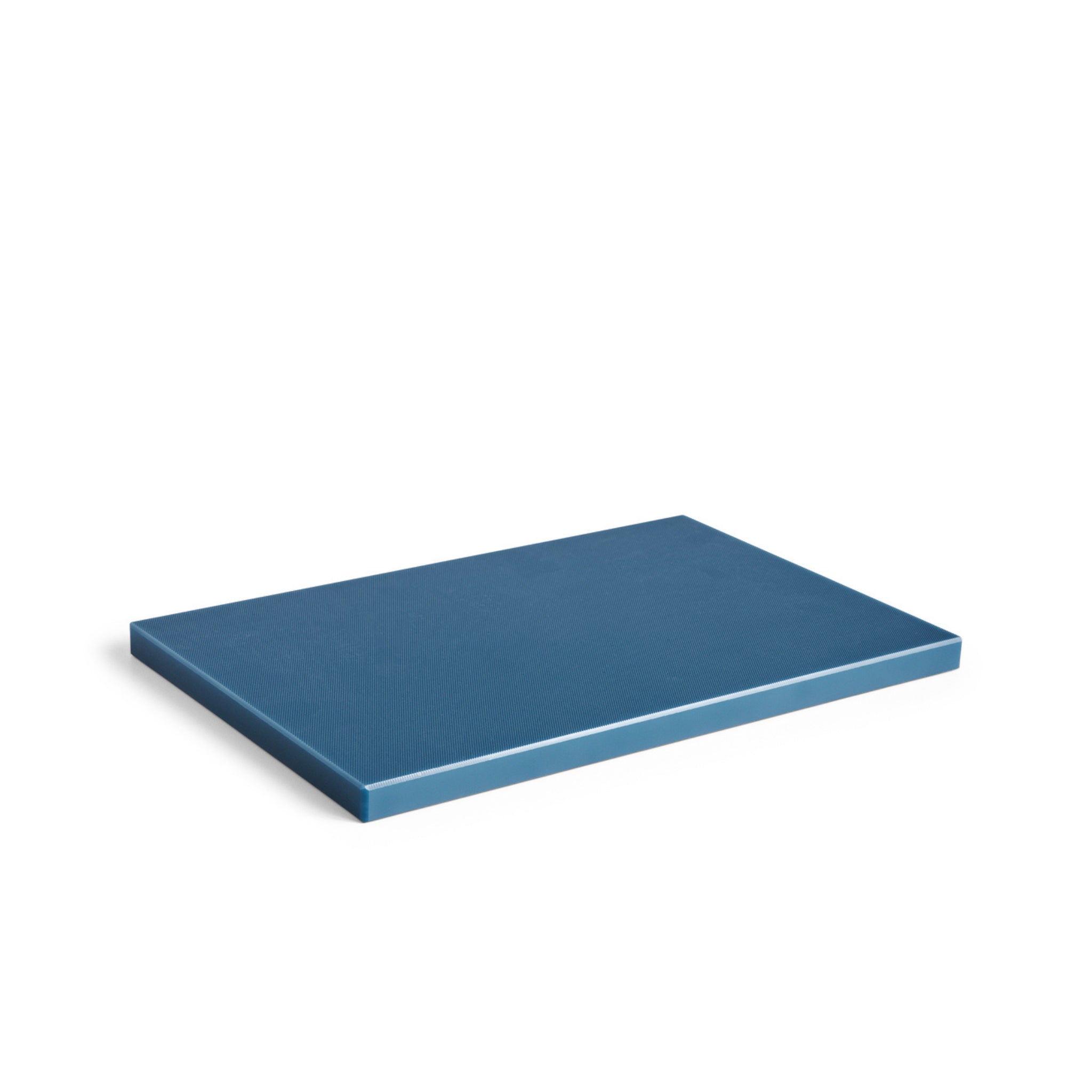 De Hay Slice Snijplank Donkerblauw 25/38 van Hay is een rechthoekige, platte, blauwe snijplank van polyethyleen tegen een effen witte achtergrond - ideaal voor elke keukenopstelling.