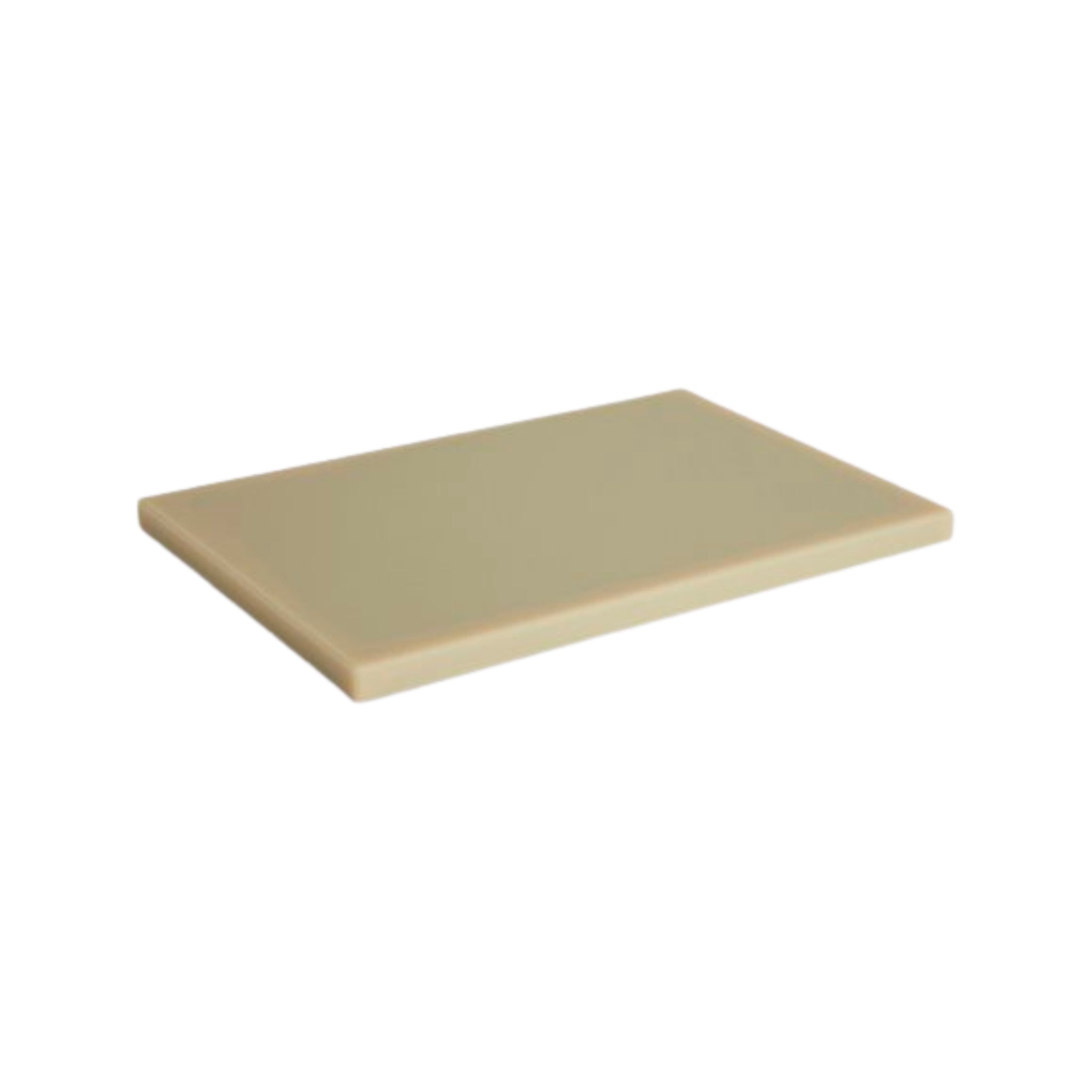 De Hay Slice Snijplank Kaki 25/38 van Hay, een rechthoekige beige polyethyleen snijplank met gladde randen, wordt getoond op een witte keukenachtergrond.