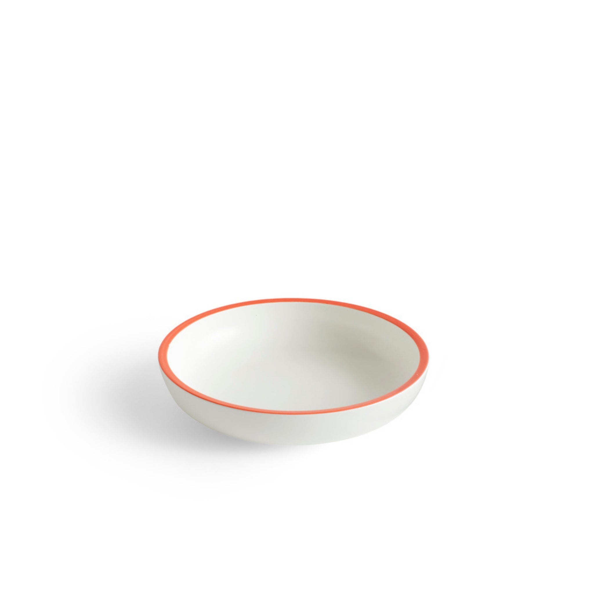 De Hay Sobremesa Serveerschaal Wit, Rode Rand D20 is een ondiepe, witte porseleinen serveerplateau met een smalle rode rand, tegen een effen witte achtergrond.