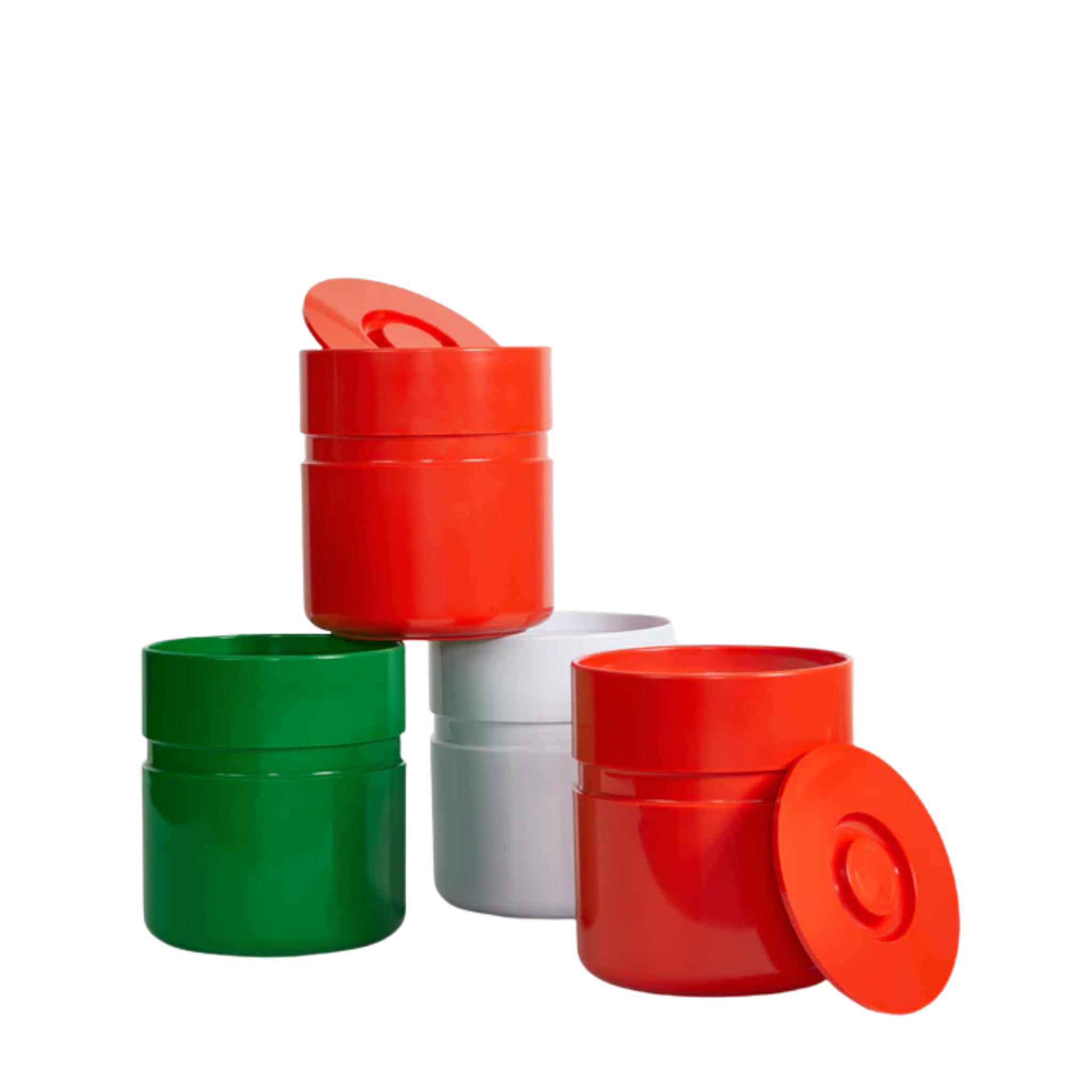 Vier Heller Asti Ijsemmer Groen containers worden getoond op een witte achtergrond. Ze zijn er in rood, groen en wit; twee tonen hun openingen met deksels eraf, terwijl de andere twee deksels erop of gedeeltelijk open hebben.