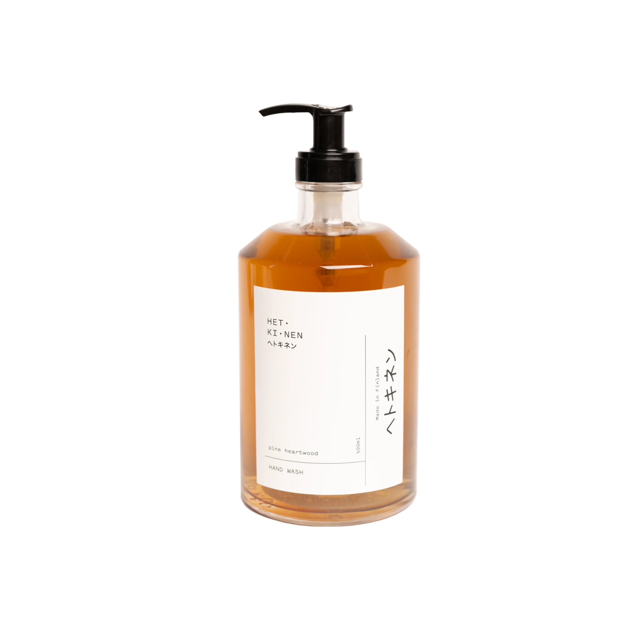 Een minimalistische Hetkinen Handzeep Pine Heartwood 500 ml heldere fles met een wit etiket en zwart pompje staat tegen een witte achtergrond, met Japanse tekst en de Hetkinen merknaam.